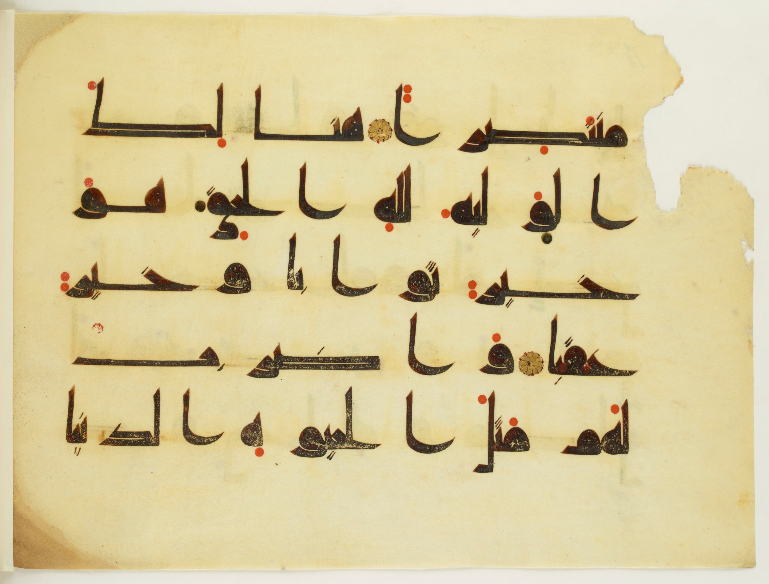 Paris, Bibliothèque nationale de France, Arabe 350 (a) (Scan 1), in Kūfī D.I script, showing Surah 18:45 from Mid 8th to Late 10th Century AD found in Fustat (Old Cairo), Egypt, currently housed at Bibliothèque nationale de France, Paris