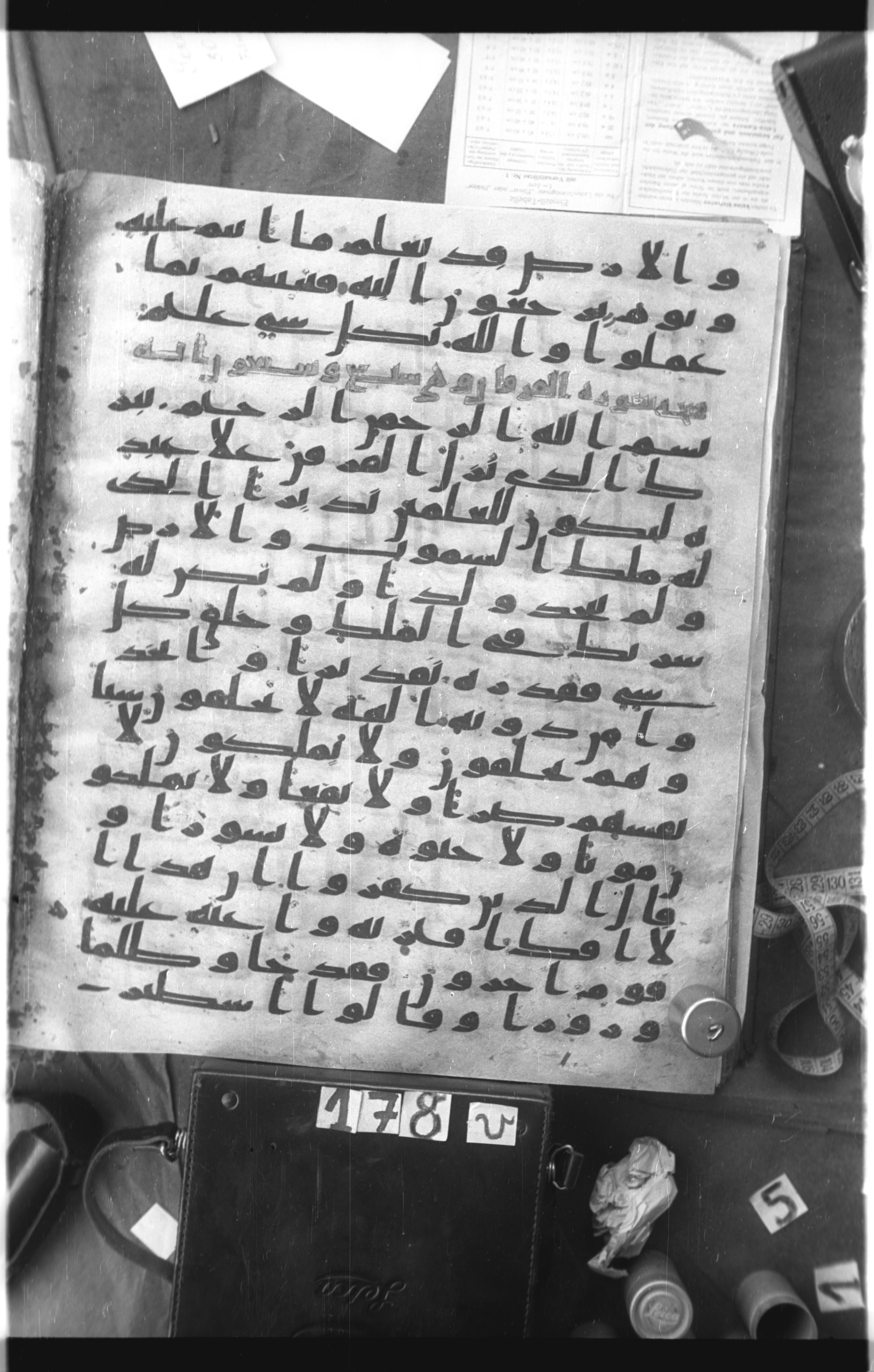 Istanbul, Topkapı Palace Museum, Saray 50385, in Ḥiǧāzī IV script, showing Surah 25:3 from 8th Century AD found in Unknown, currently housed at Topkapı Palace Museum, Istanbul