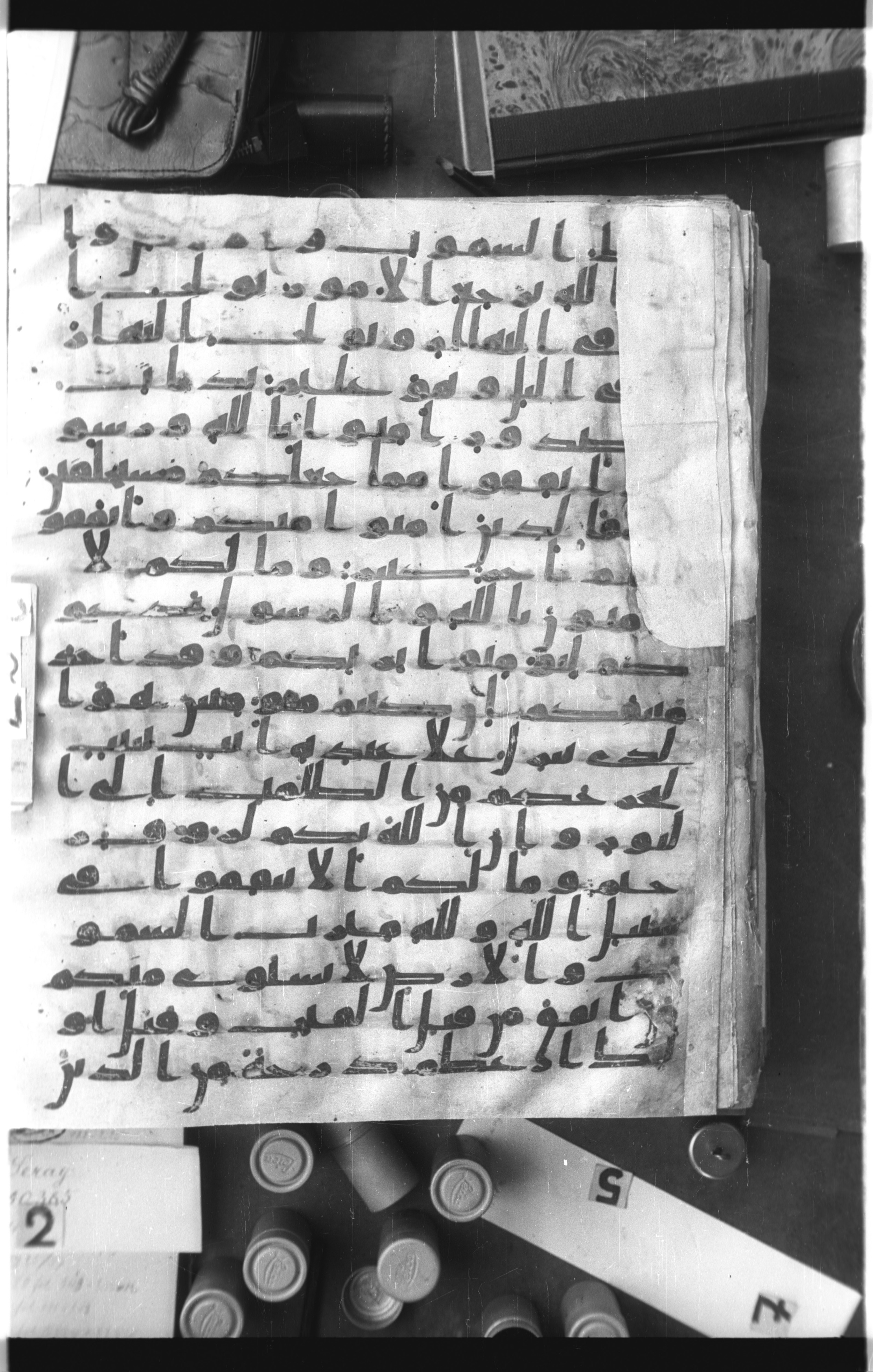 Istanbul, Topkapı Palace Museum, Saray 50385, in Ḥiǧāzī IV script, showing Surah 57:7 from 8th Century AD found in Unknown, currently housed at Topkapı Palace Museum, Istanbul