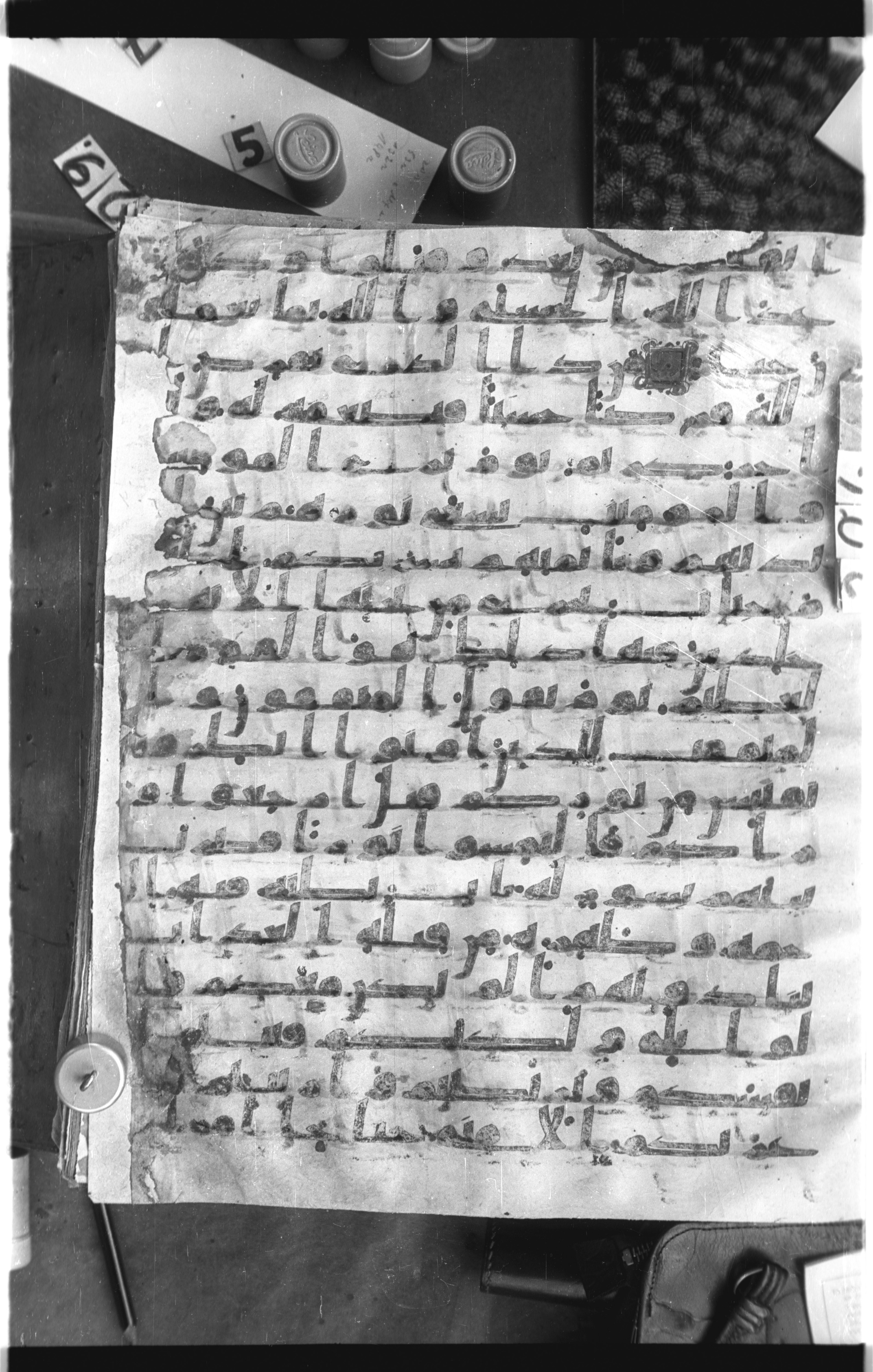 Istanbul, Topkapı Palace Museum, Saray 50385, in Ḥiǧāzī IV script, showing Surah 57:13 from 8th Century AD found in Unknown, currently housed at Topkapı Palace Museum, Istanbul