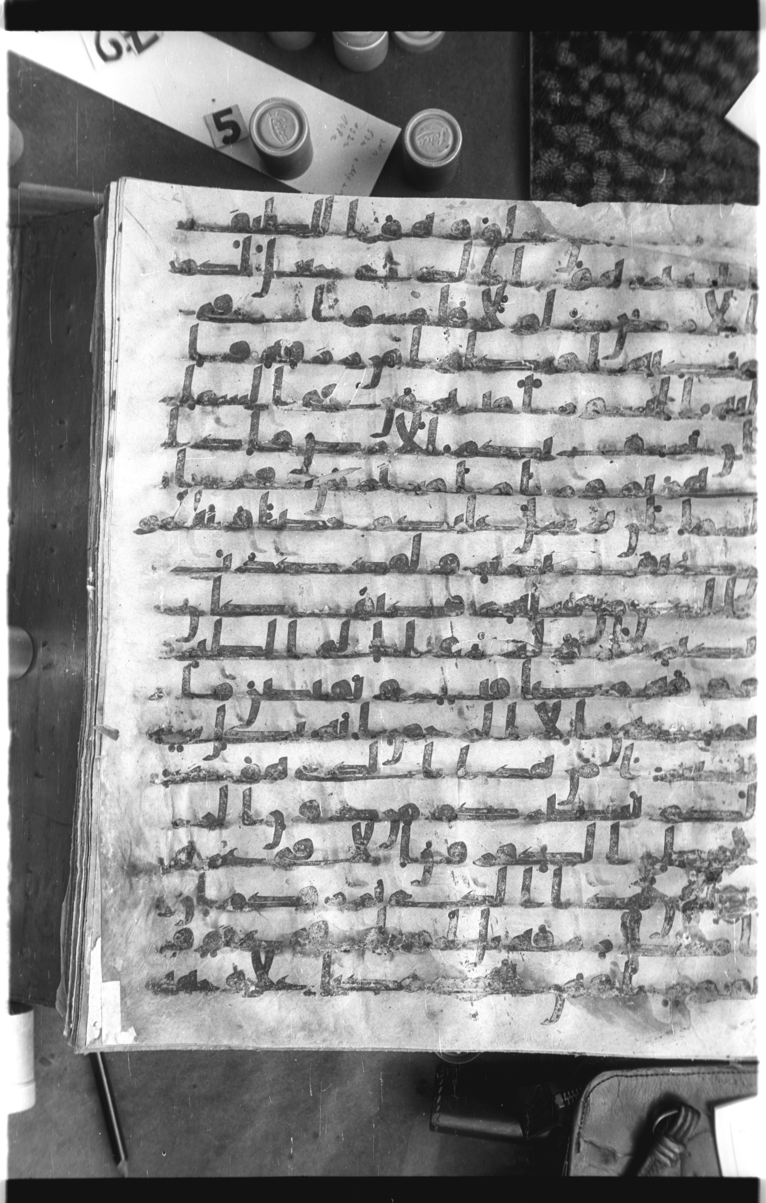 Istanbul, Topkapı Palace Museum, Saray 50385, in Ḥiǧāzī IV script, showing Surah 67:21 from 8th Century AD found in Unknown, currently housed at Topkapı Palace Museum, Istanbul