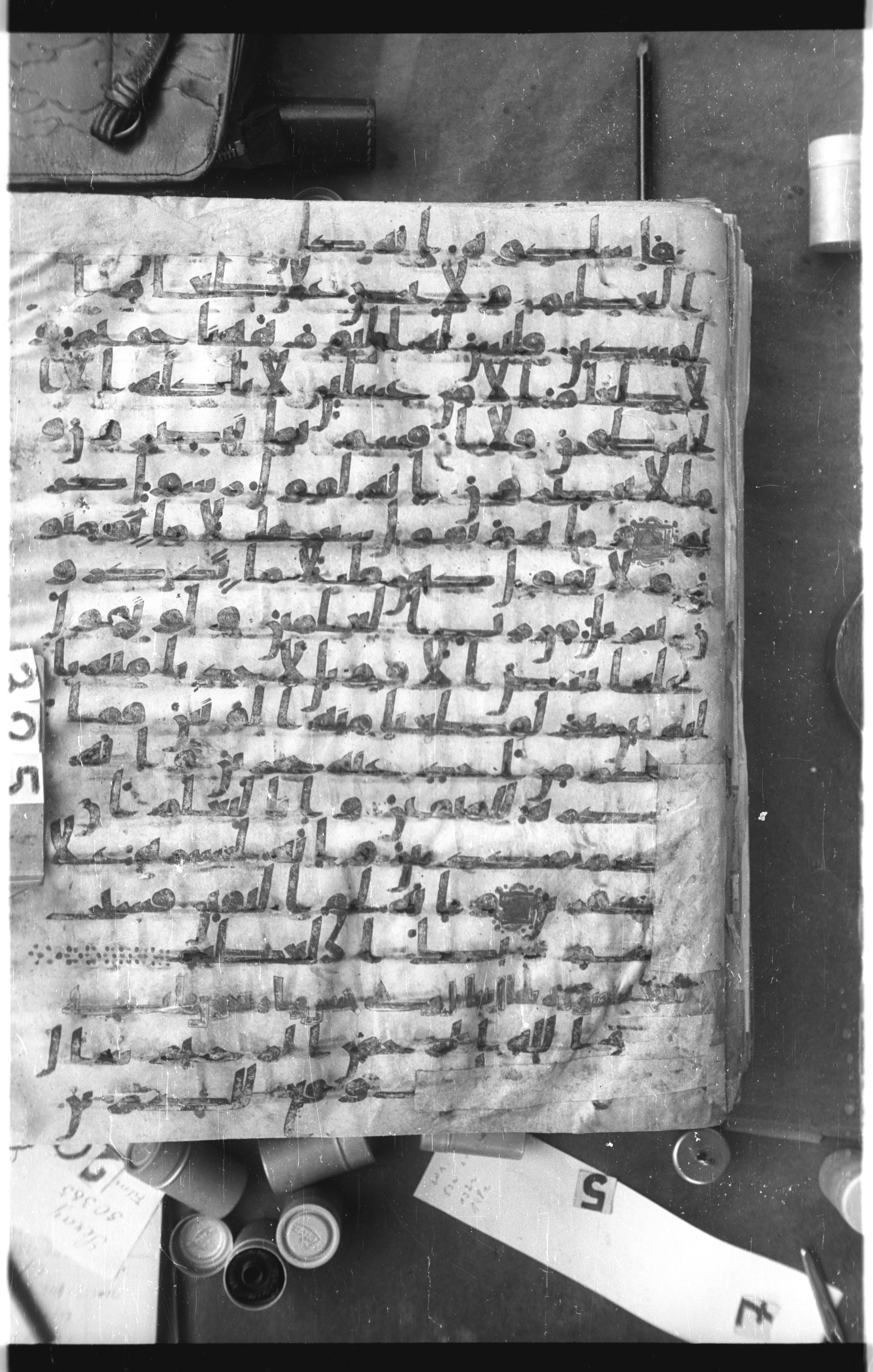Istanbul, Topkapı Palace Museum, Saray 50385, in Ḥiǧāzī IV script, showing Surah 69:39 from 8th Century AD found in Unknown, currently housed at Topkapı Palace Museum, Istanbul