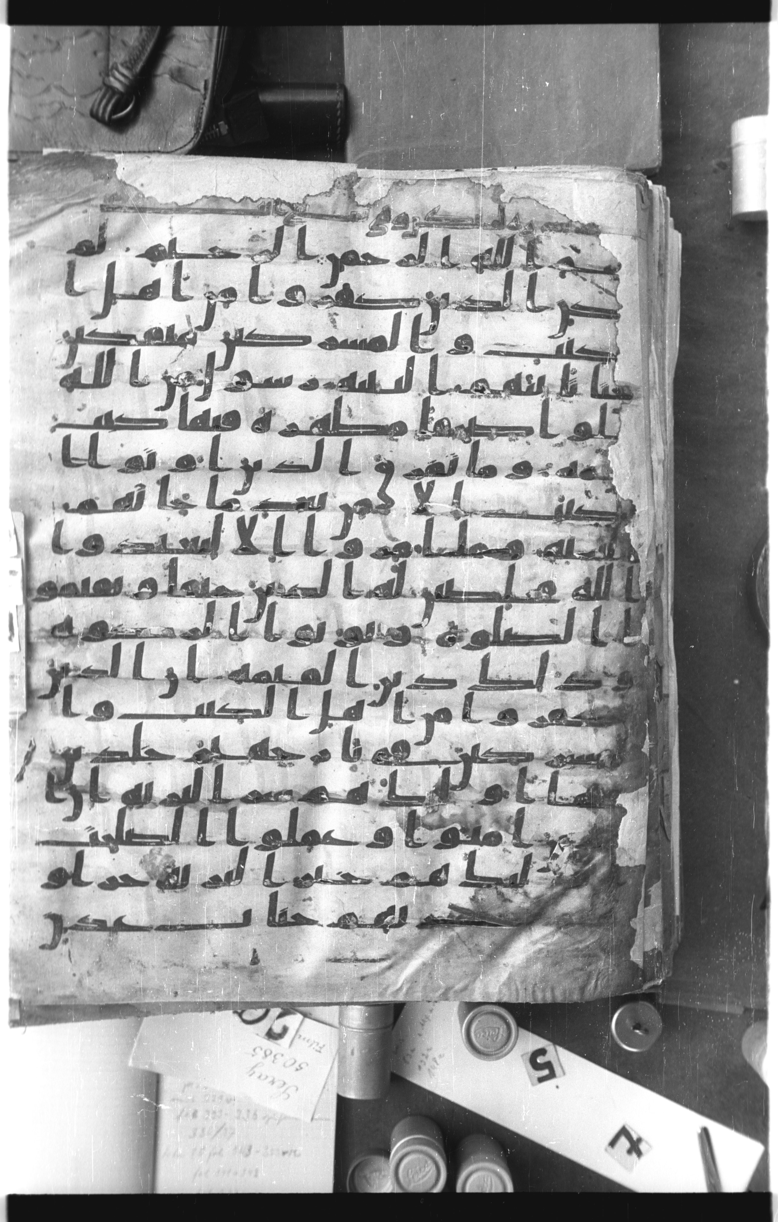 Istanbul, Topkapı Palace Museum, Saray 50385, in Ḥiǧāzī IV script, showing Surah 98:3 from 8th Century AD found in Unknown, currently housed at Topkapı Palace Museum, Istanbul