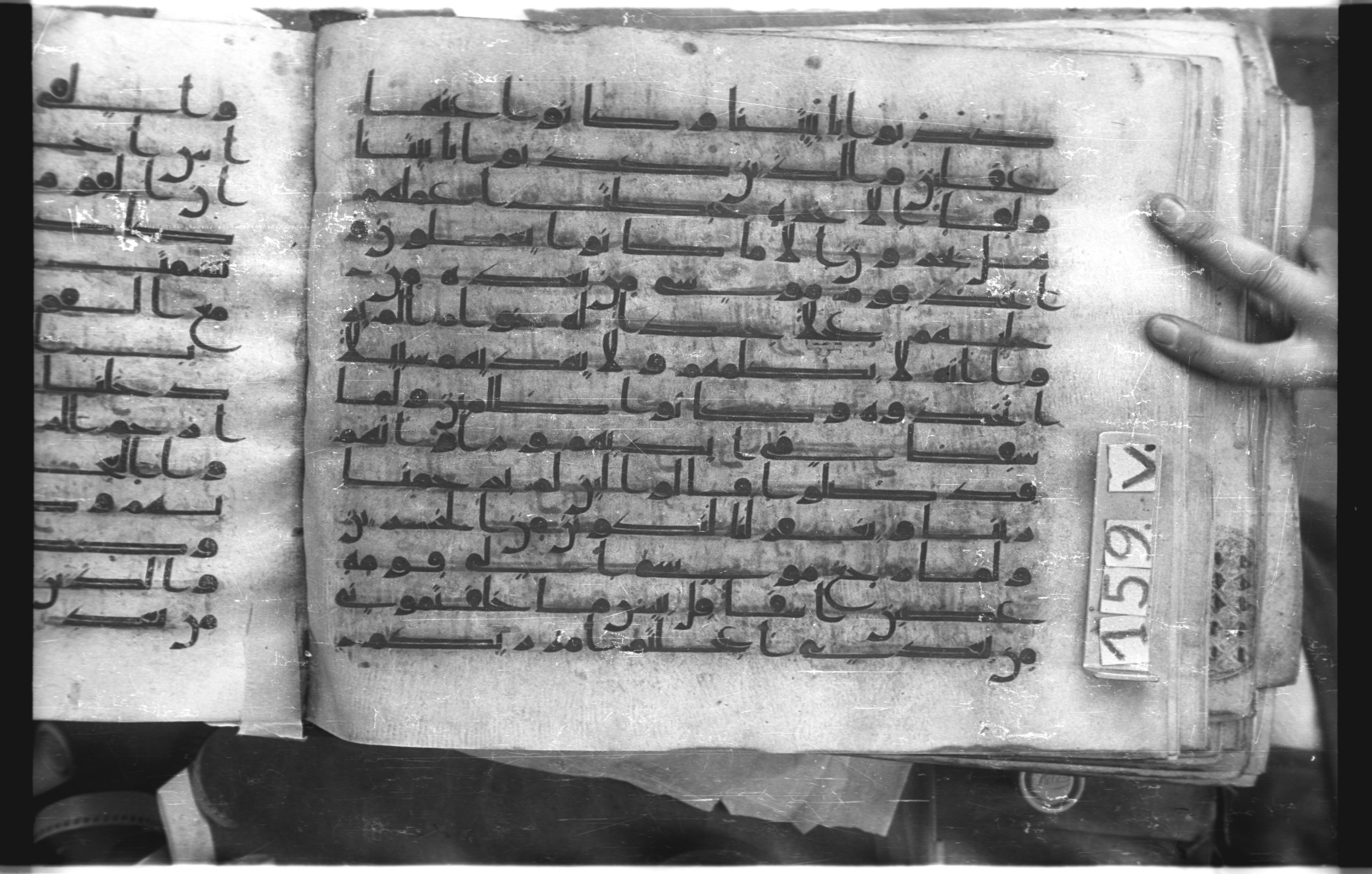 Istanbul, Topkapı Palace Museum, "Saray 50386" (Karatay 42), in kūfī, type F.I script, showing Surah 7:147 from Mid-8th to Late 9th Century AD found in Unknown provenance, currently housed at Topkapı Palace Museum (Topkapı Sarayı Müzesi), Istanbul, Turkey