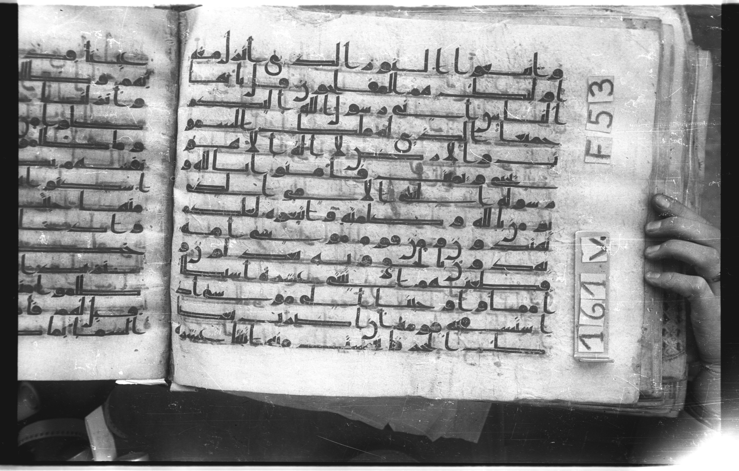 Istanbul, Topkapı Palace Museum, "Saray 50386" (Karatay 42) (Scan 2), in kūfī, type F.I script, showing Surah 7:157 from Mid-8th to Late 9th Century AD found in Unknown provenance, currently housed at Topkapı Palace Museum (Topkapı Sarayı Müzesi), Istanbul, Turkey
