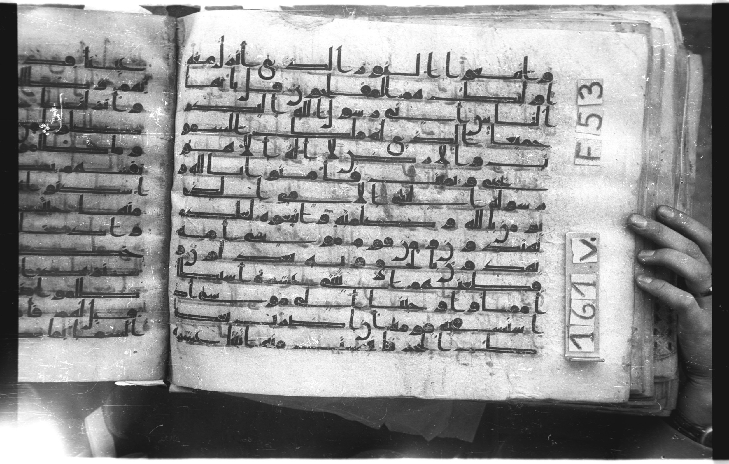 Istanbul, Topkapı Palace Museum, "Saray 50386" (Karatay 42) (Scan 3), in kūfī, type F.I script, showing Surah 7:157 from Mid-8th to Late 9th Century AD found in Unknown provenance, currently housed at Topkapı Palace Museum (Topkapı Sarayı Müzesi), Istanbul, Turkey