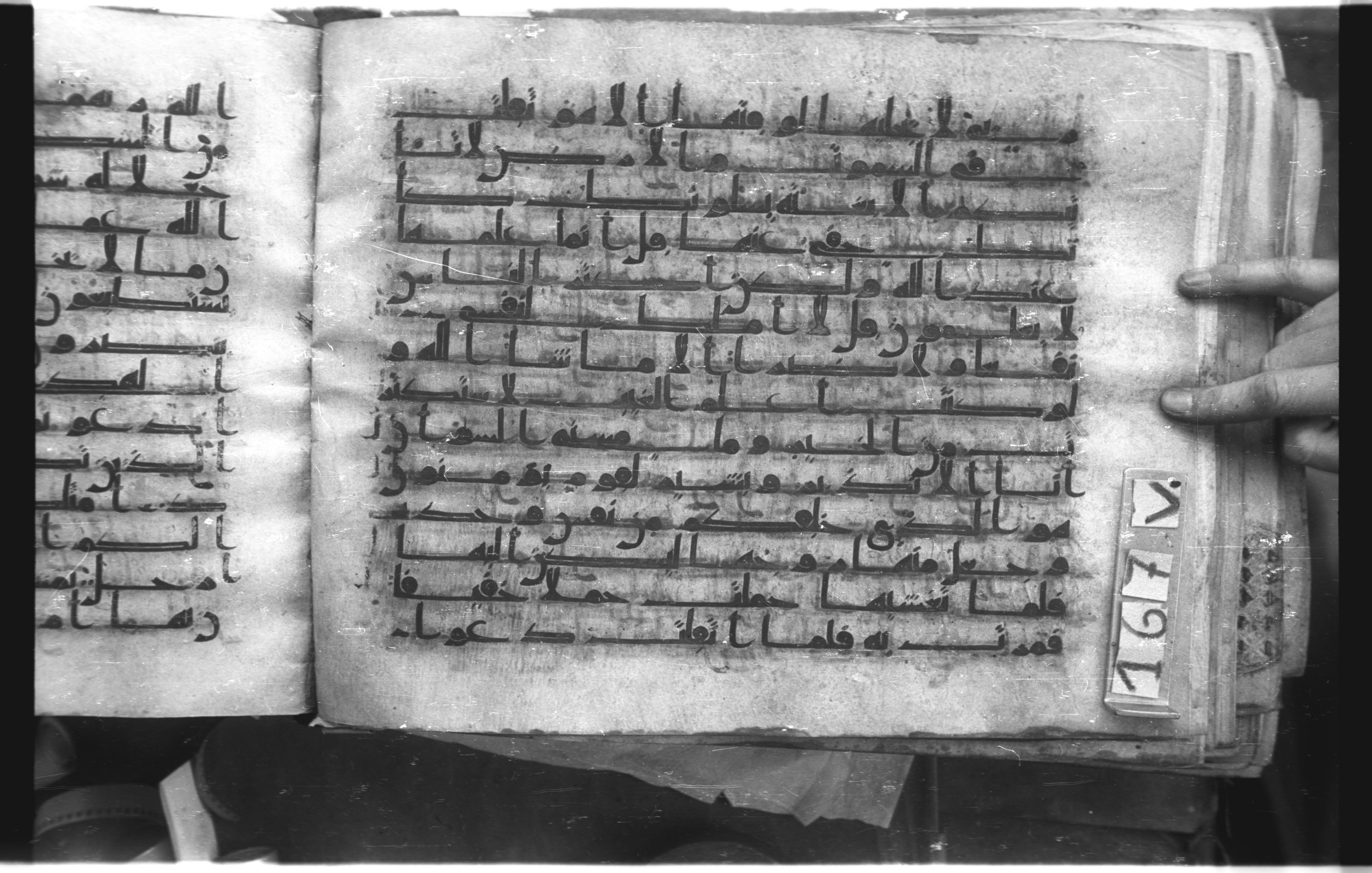 Istanbul, Topkapı Palace Museum, "Saray 50386" (Karatay 42) (Scan 2), in kūfī, type F.I script, showing Surah 7:187 from Mid-8th to Late 9th Century AD found in Unknown provenance, currently housed at Topkapı Palace Museum (Topkapı Sarayı Müzesi), Istanbul, Turkey