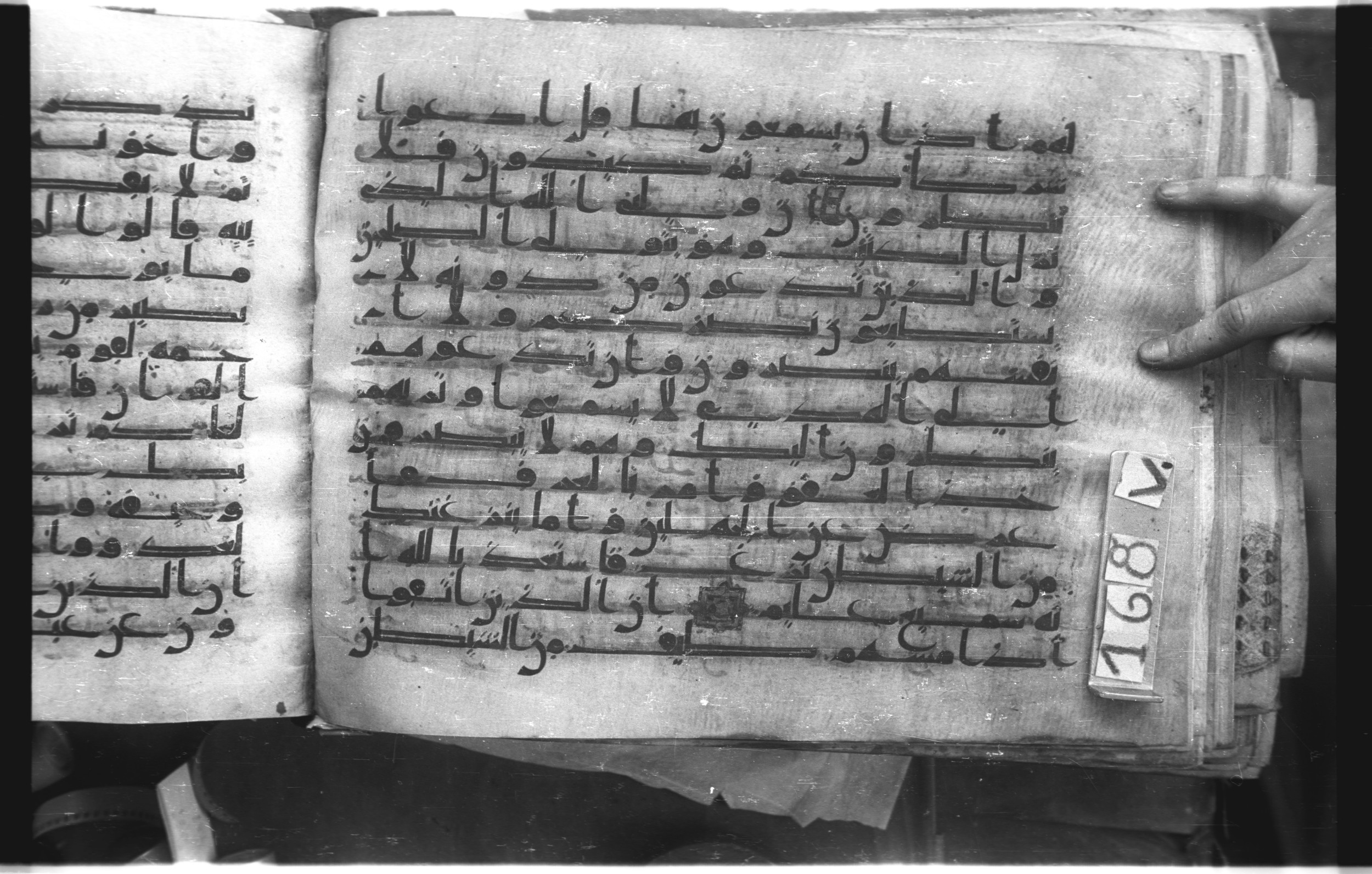 Istanbul, Topkapı Palace Museum, "Saray 50386" (Karatay 42) (Scan 1), in kūfī, type F.I script, showing Surah 7:201 from Mid-8th to Late 9th Century AD found in Unknown provenance, currently housed at Topkapı Palace Museum (Topkapı Sarayı Müzesi), Istanbul, Turkey
