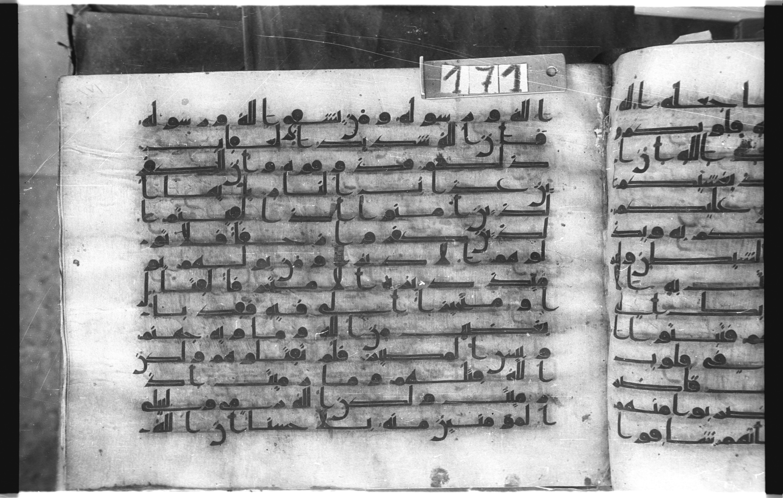 Istanbul, Topkapı Palace Museum, "Saray 50386" (Karatay 42) (Scan 2), in kūfī, type F.I script, showing Surah 8:13 from Mid-8th to Late 9th Century AD found in Unknown provenance, currently housed at Topkapı Palace Museum (Topkapı Sarayı Müzesi), Istanbul, Turkey