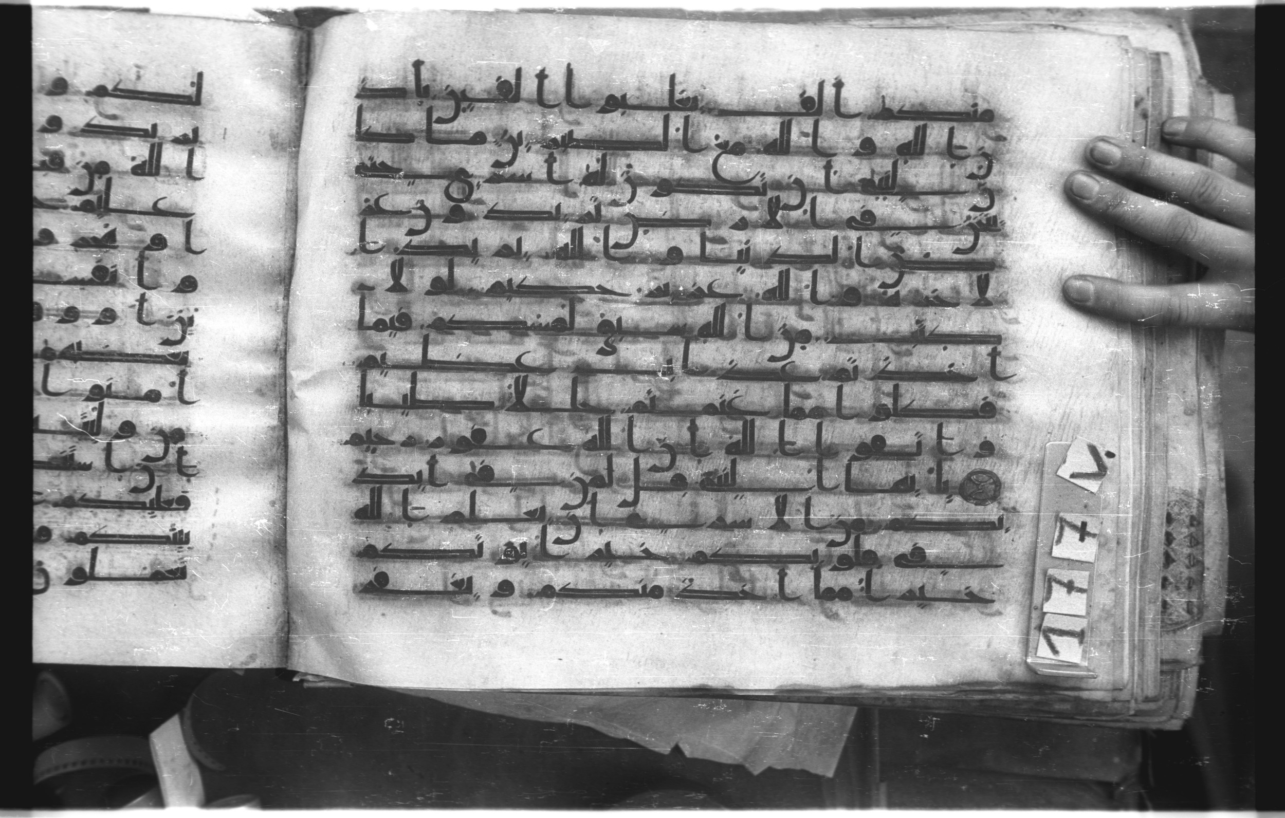 Istanbul, Topkapı Palace Museum, "Saray 50386" (Karatay 42), in kūfī, type F.I script, showing Surah 8:69 from Mid-8th to Late 9th Century AD found in Unknown provenance, currently housed at Topkapı Palace Museum (Topkapı Sarayı Müzesi), Istanbul, Turkey