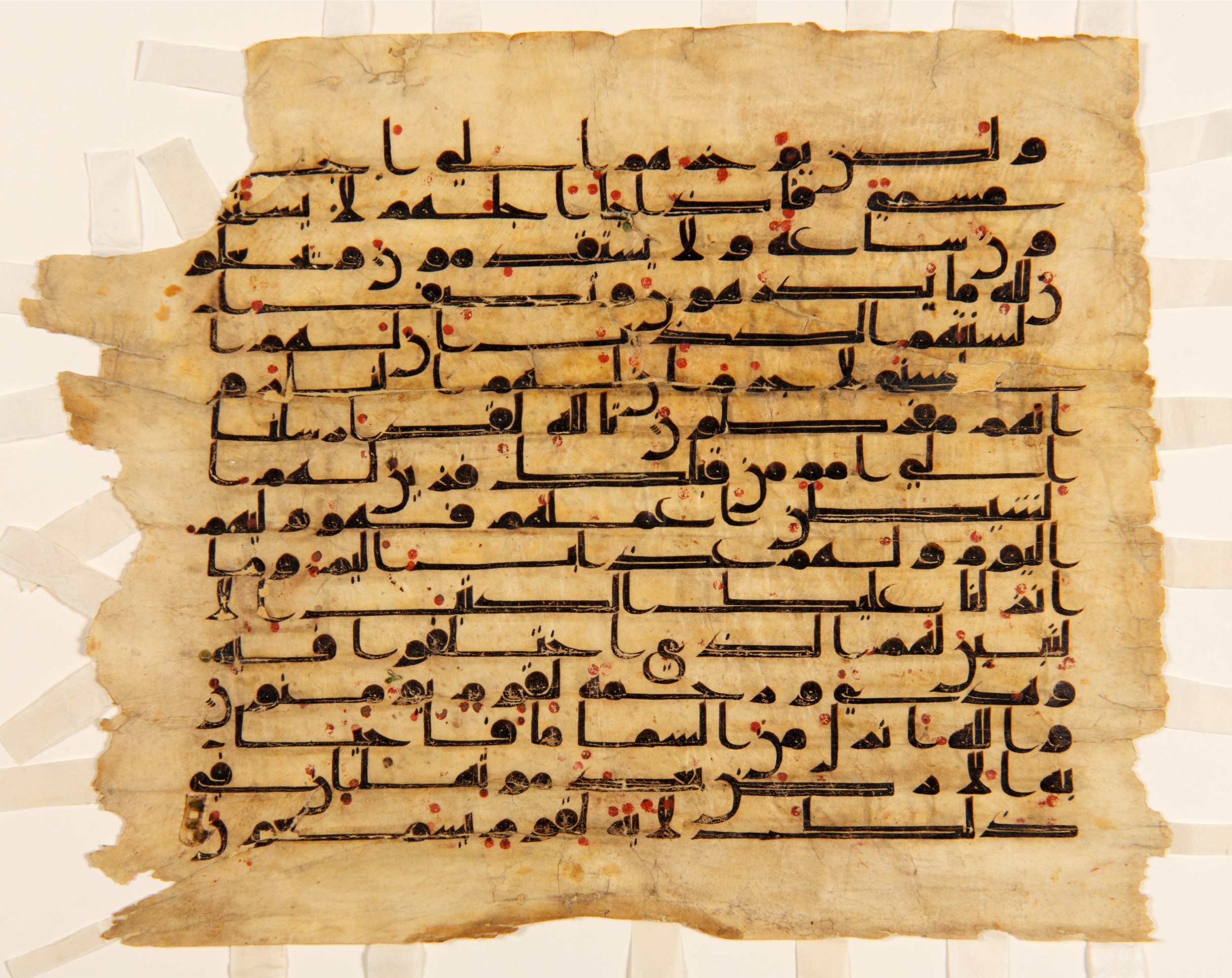 Istanbul, Topkapı Palace Museum, "Saray 50386" (Karatay 42) (Scan 1), in kūfī, type F.I script, showing Surah 16:64 from Mid-8th to Late 9th Century AD found in Unknown provenance, currently housed at Topkapı Palace Museum (Topkapı Sarayı Müzesi), Istanbul, Turkey