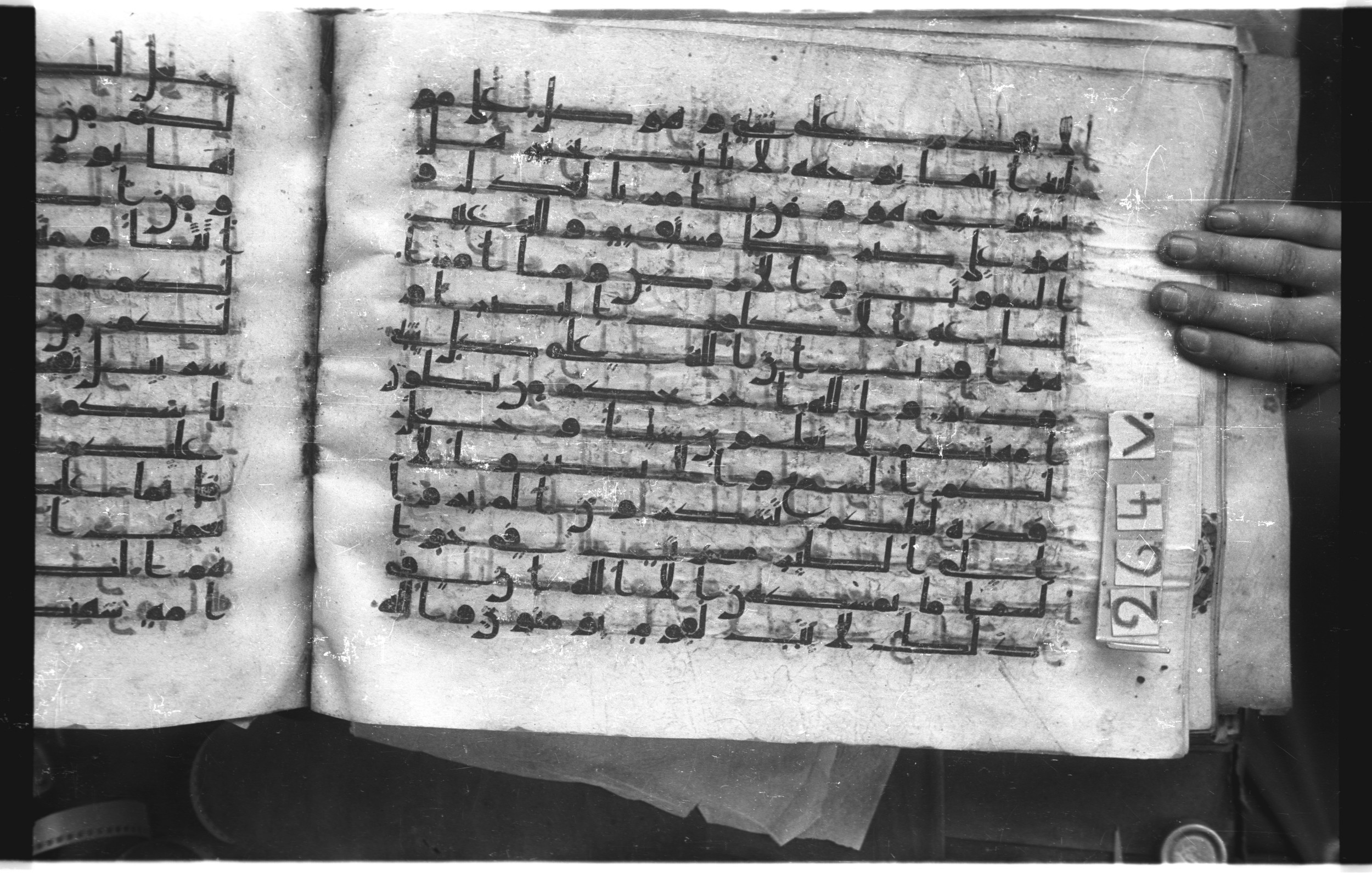 Istanbul, Topkapı Palace Museum, "Saray 50386" (Karatay 42) (Scan 2), in kūfī, type F.I script, showing Surah 16:76 from Mid-8th to Late 9th Century AD found in Unknown provenance, currently housed at Topkapı Palace Museum (Topkapı Sarayı Müzesi), Istanbul, Turkey