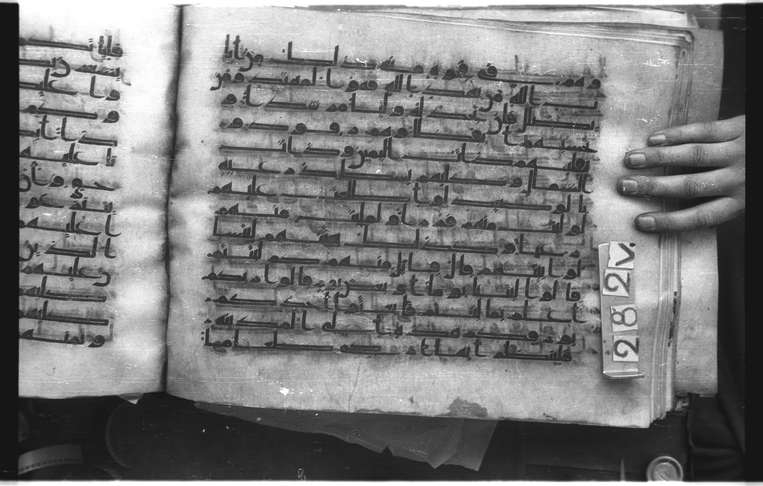 Istanbul, Topkapı Palace Museum, "Saray 50386" (Karatay 42) (Scan 1), in kūfī, type F.I script, showing Surah 18:19 from Mid-8th to Late 9th Century AD found in Unknown provenance, currently housed at Topkapı Palace Museum (Topkapı Sarayı Müzesi), Istanbul, Turkey