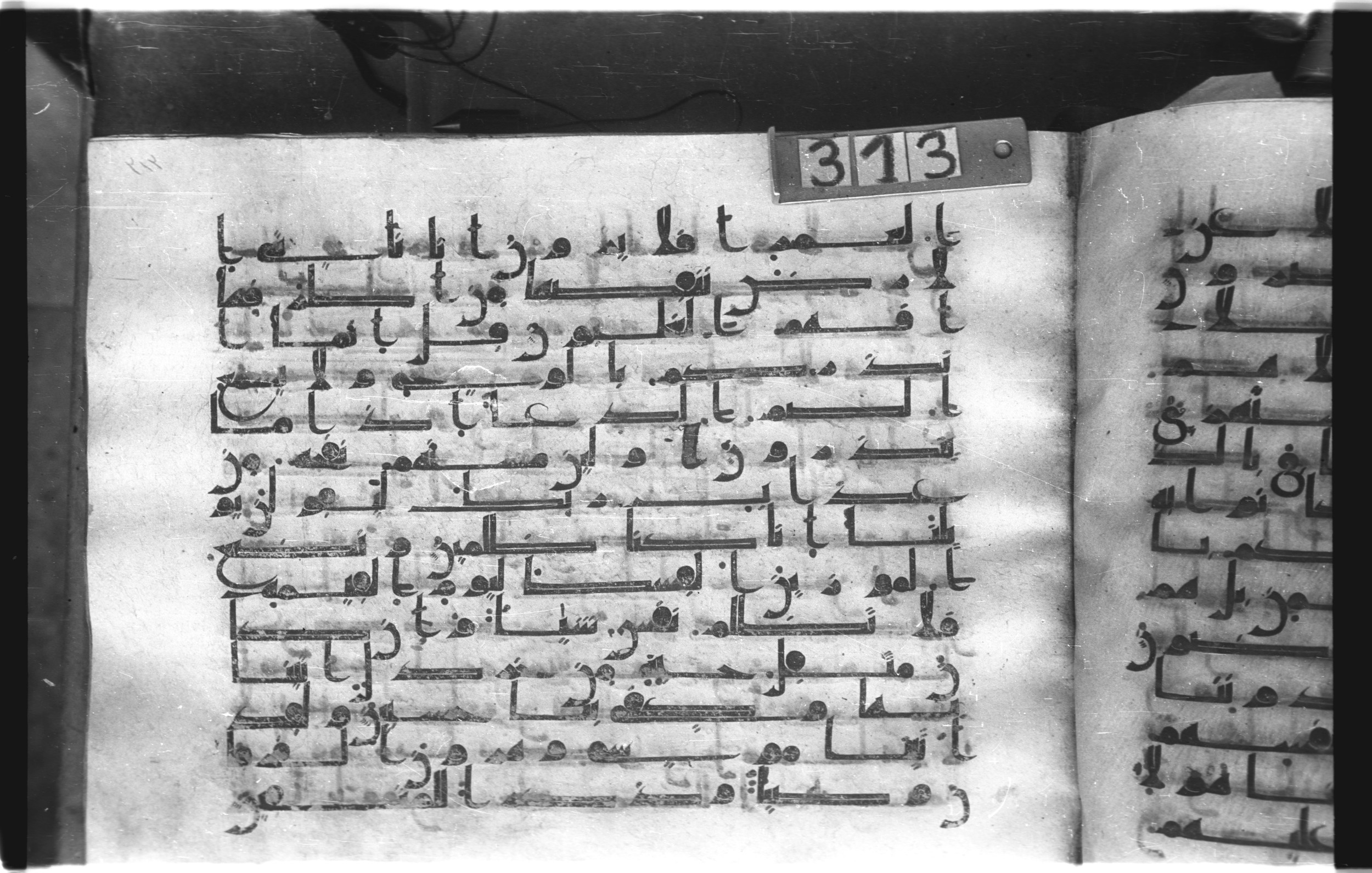 Istanbul, Topkapı Palace Museum, "Saray 50386" (Karatay 42) (Scan 2), in kūfī, type F.I script, showing Surah 21:44 from Mid-8th to Late 9th Century AD found in Unknown provenance, currently housed at Topkapı Palace Museum (Topkapı Sarayı Müzesi), Istanbul, Turkey