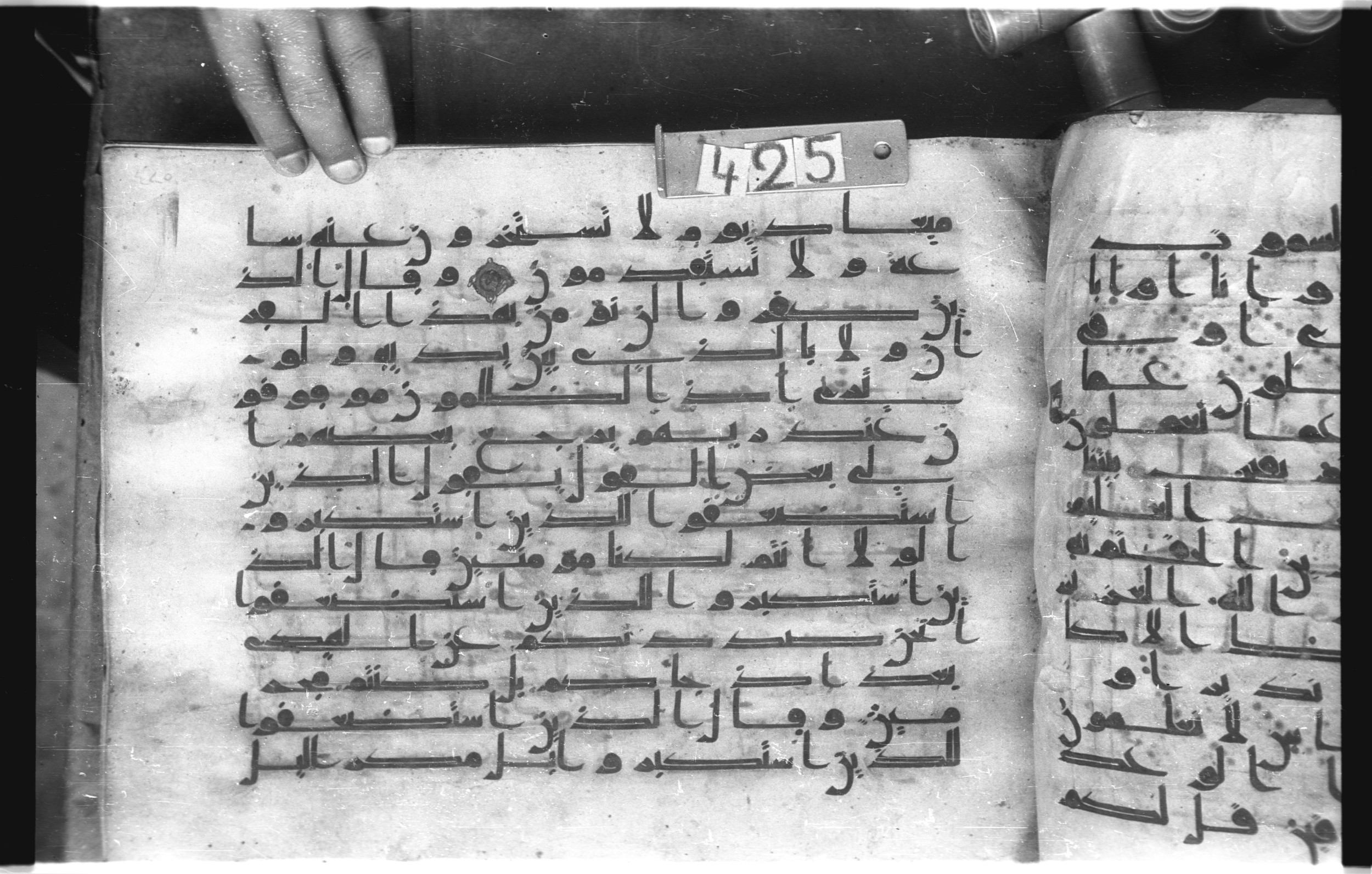 Istanbul, Topkapı Palace Museum, "Saray 50386" (Karatay 42) (Scan 1), in kūfī, type F.I script, showing Surah 34:33 from Mid-8th to Late 9th Century AD found in Unknown provenance, currently housed at Topkapı Palace Museum (Topkapı Sarayı Müzesi), Istanbul, Turkey