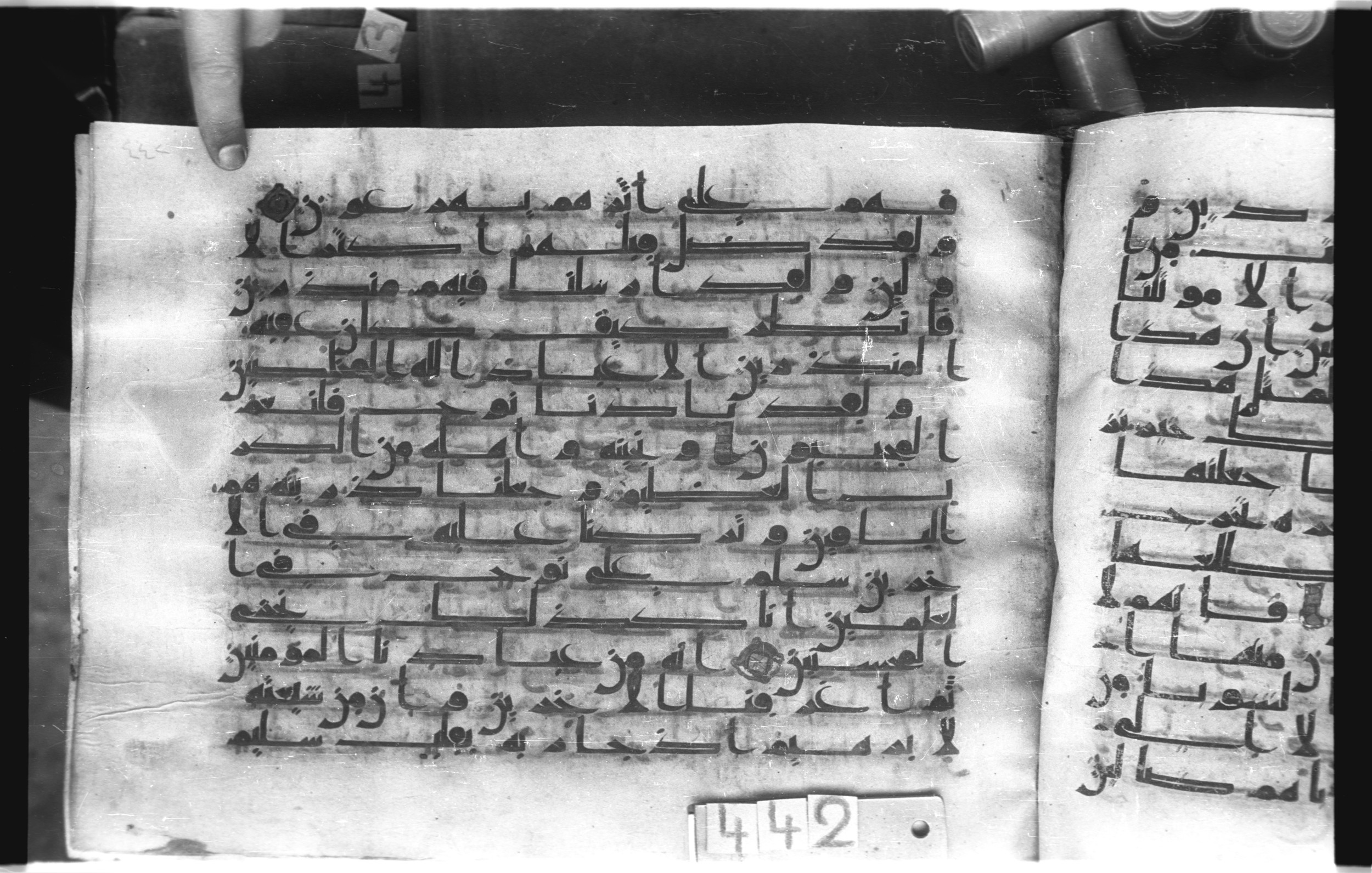 Istanbul, Topkapı Palace Museum, "Saray 50386" (Karatay 42), in kūfī, type F.I script, showing Surah 37:71 from Mid-8th to Late 9th Century AD found in Unknown provenance, currently housed at Topkapı Palace Museum (Topkapı Sarayı Müzesi), Istanbul, Turkey