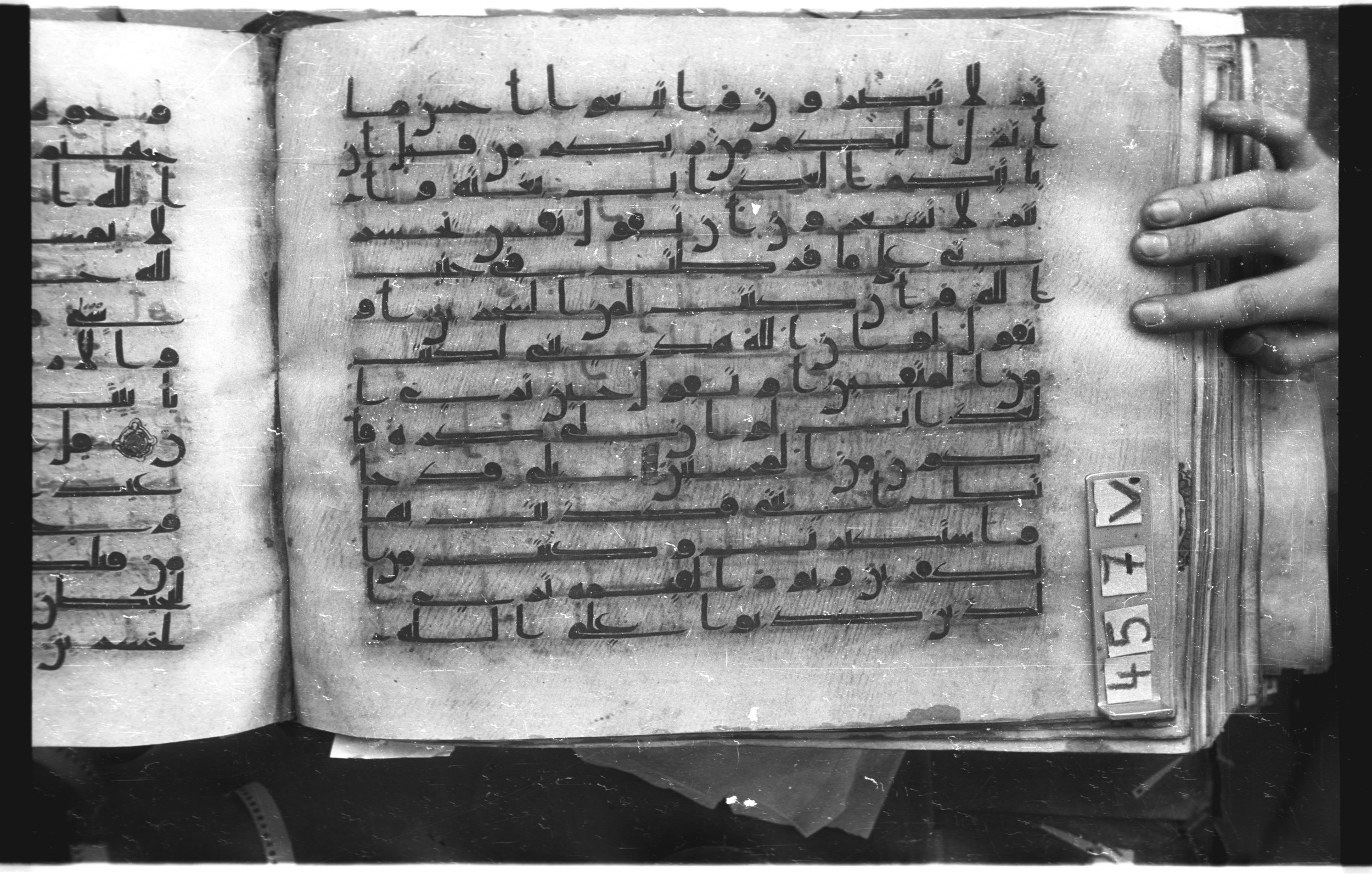 Istanbul, Topkapı Palace Museum, "Saray 50386" (Karatay 42) (Scan 2), in kūfī, type F.I script, showing Surah 39:55 from Mid-8th to Late 9th Century AD found in Unknown provenance, currently housed at Topkapı Palace Museum (Topkapı Sarayı Müzesi), Istanbul, Turkey