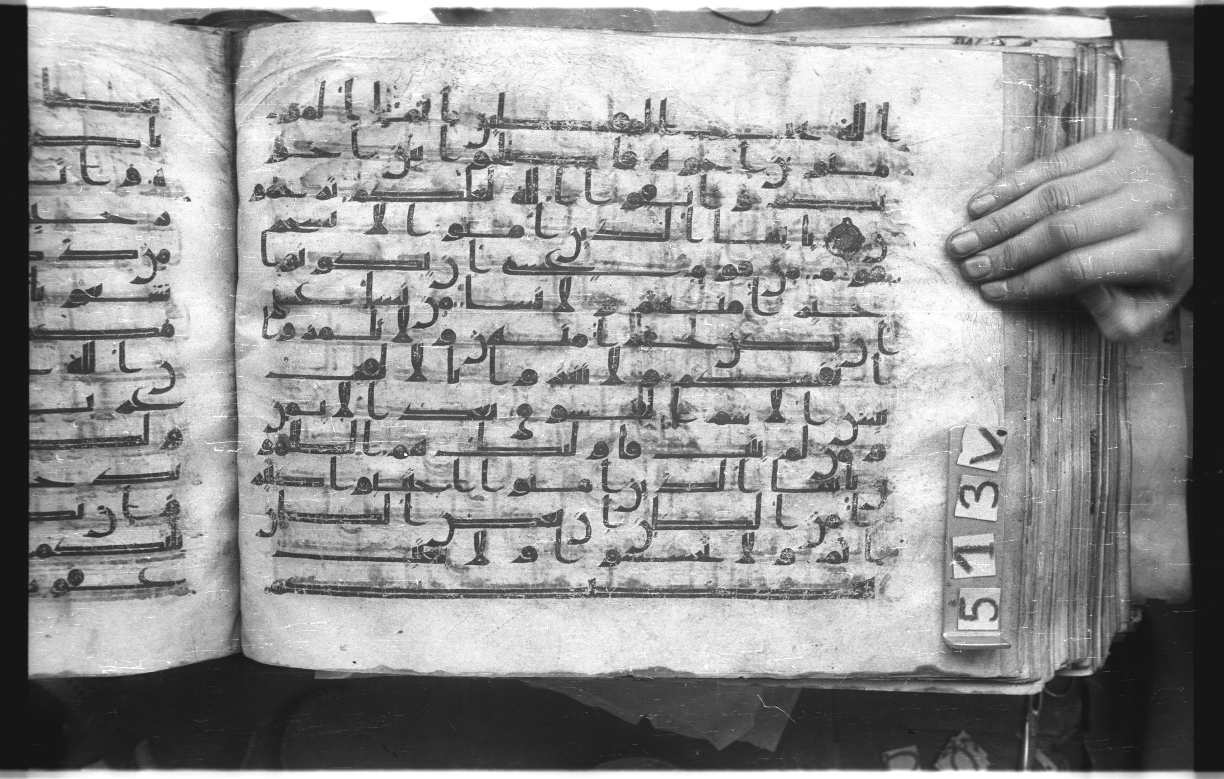 Istanbul, Topkapı Palace Museum, "Saray 50386" (Karatay 42) (Scan 2), in kūfī, type F.I script, showing Surah 49:9 from Mid-8th to Late 9th Century AD found in Unknown provenance, currently housed at Topkapı Palace Museum (Topkapı Sarayı Müzesi), Istanbul, Turkey