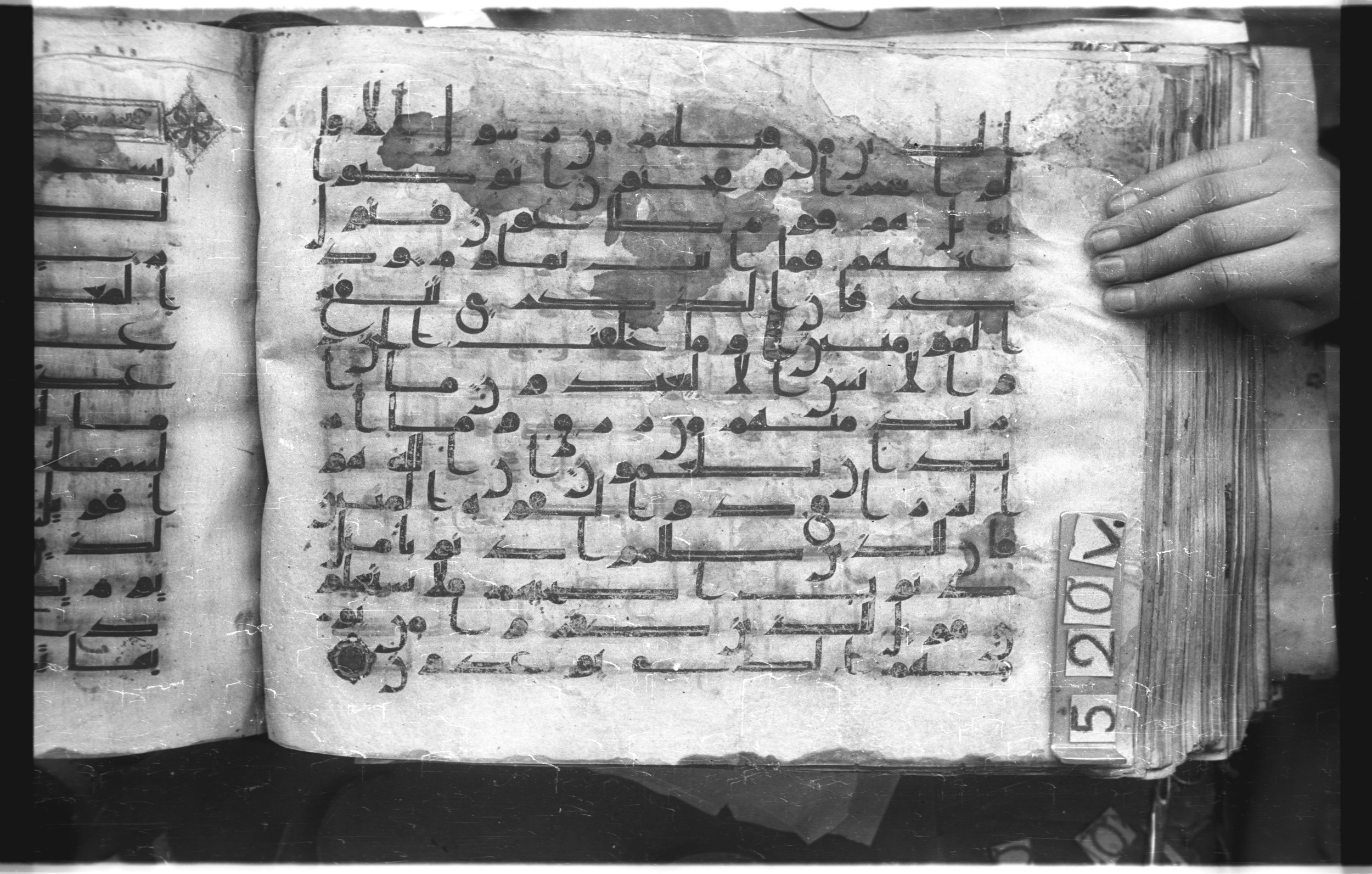 Istanbul, Topkapı Palace Museum, "Saray 50386" (Karatay 42) (Scan 2), in kūfī, type F.I script, showing Surah 51:52 from Mid-8th to Late 9th Century AD found in Unknown provenance, currently housed at Topkapı Palace Museum (Topkapı Sarayı Müzesi), Istanbul, Turkey
