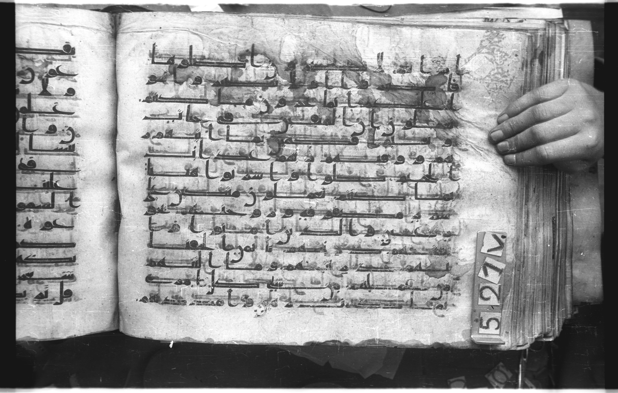 Istanbul, Topkapı Palace Museum, "Saray 50386" (Karatay 42), in kūfī, type F.I script, showing Surah 52:21 from Mid-8th to Late 9th Century AD found in Unknown provenance, currently housed at Topkapı Palace Museum (Topkapı Sarayı Müzesi), Istanbul, Turkey