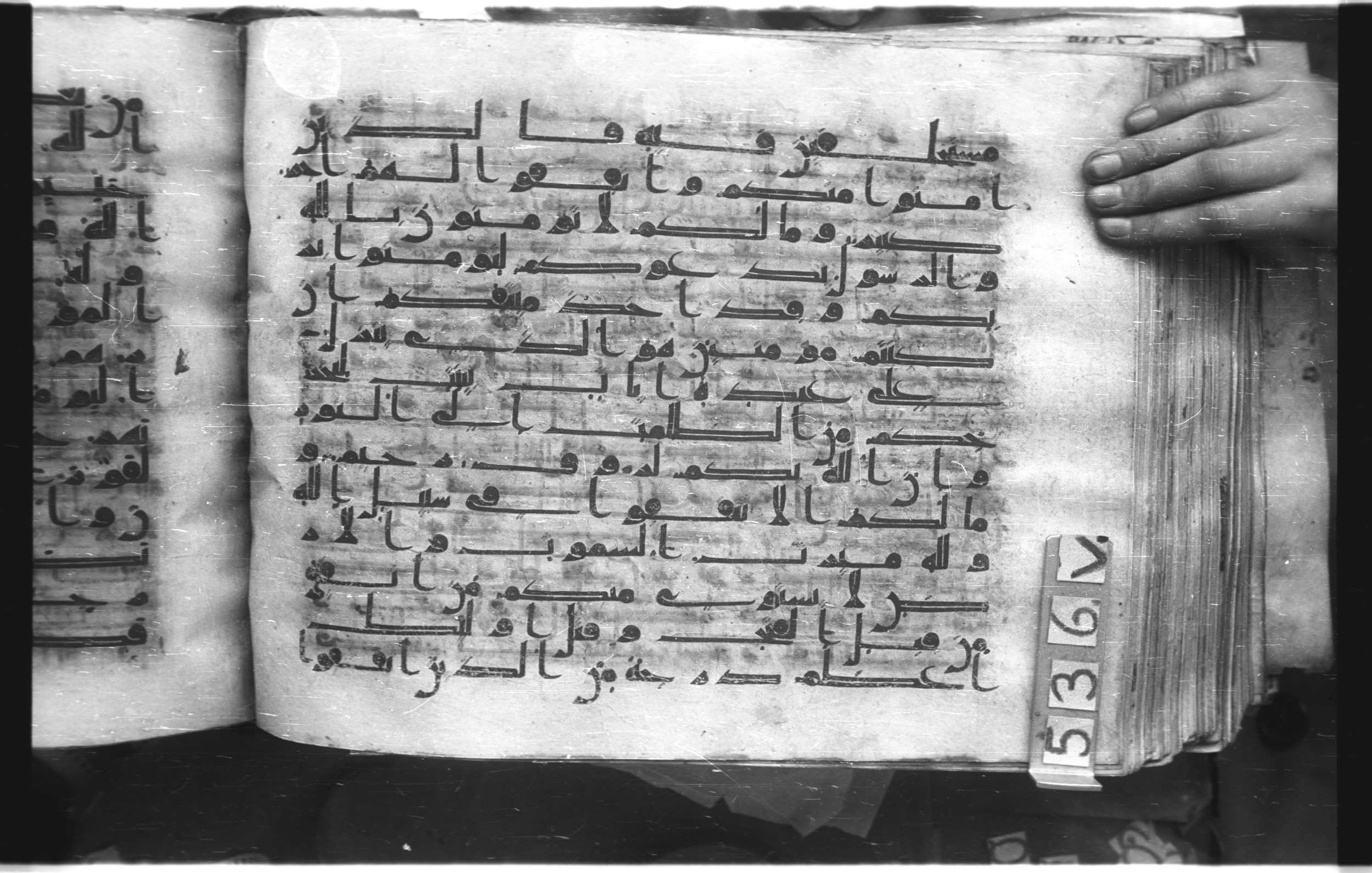 Istanbul, Topkapı Palace Museum, "Saray 50386" (Karatay 42) (Scan 2), in kūfī, type F.I script, showing Surah 57:7 from Mid-8th to Late 9th Century AD found in Unknown provenance, currently housed at Topkapı Palace Museum (Topkapı Sarayı Müzesi), Istanbul, Turkey