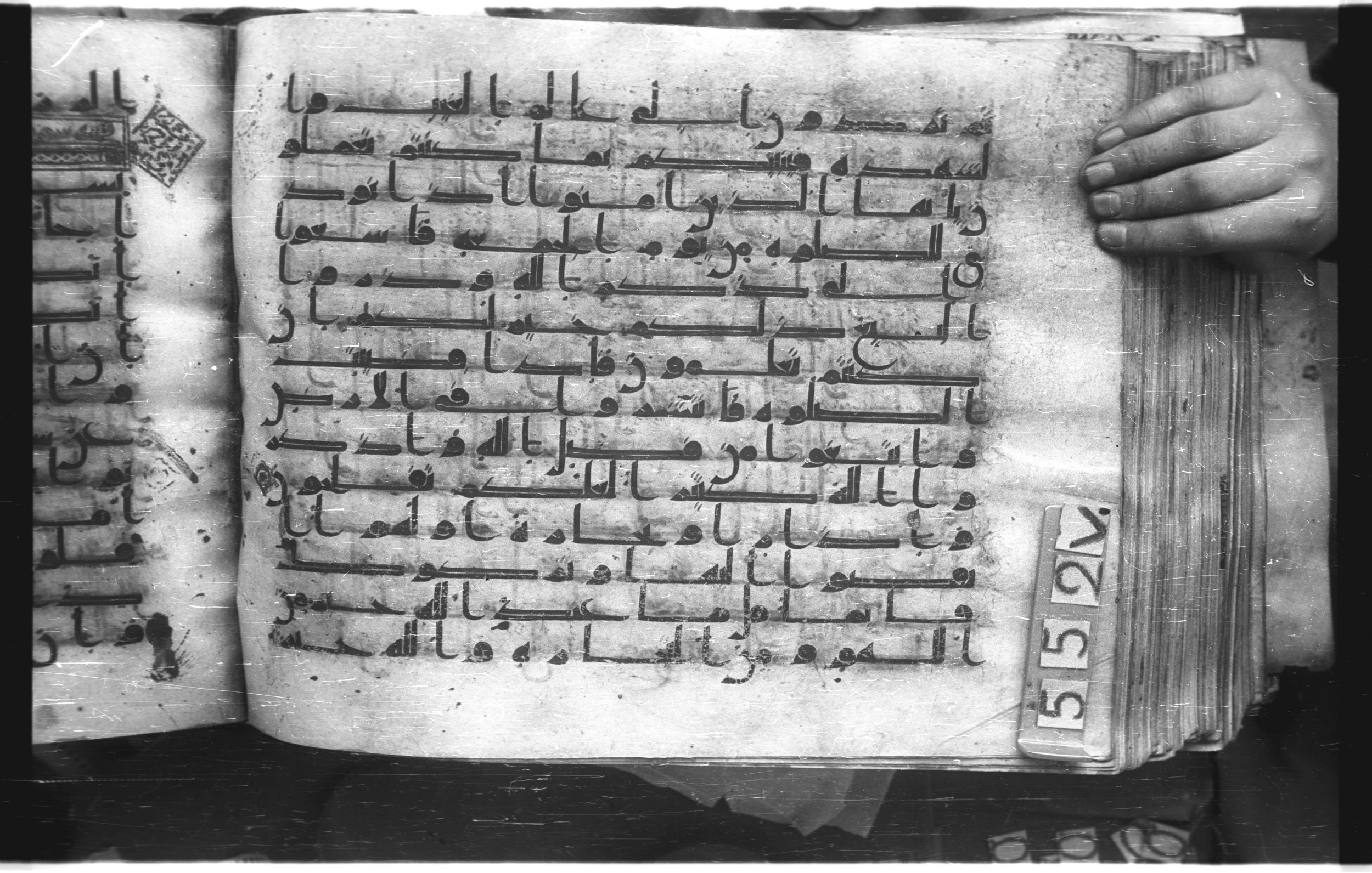 Istanbul, Topkapı Palace Museum, "Saray 50386" (Karatay 42) (Scan 2), in kūfī, type F.I script, showing Surah 62:8 from Mid-8th to Late 9th Century AD found in Unknown provenance, currently housed at Topkapı Palace Museum (Topkapı Sarayı Müzesi), Istanbul, Turkey
