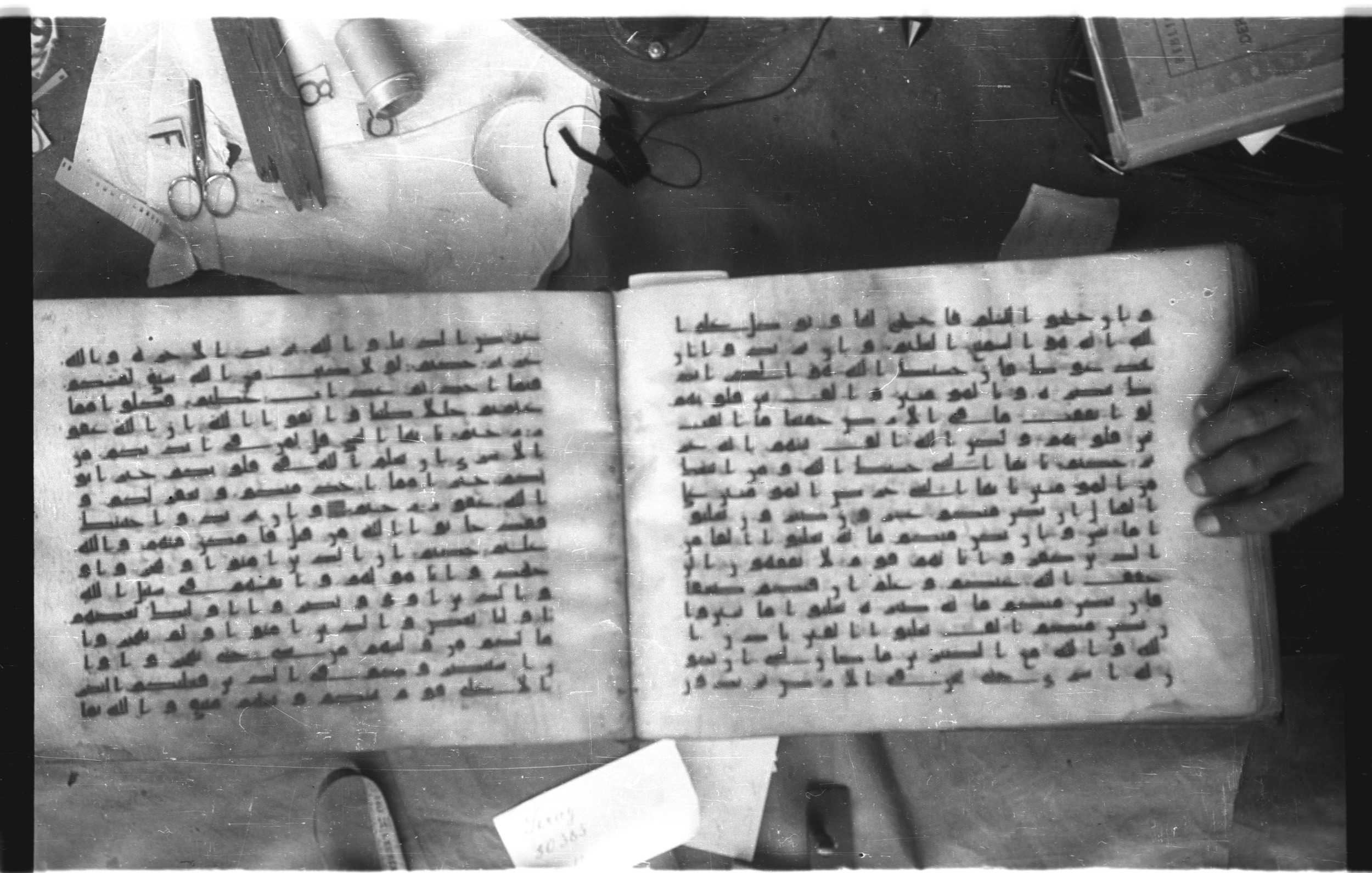 Topkapı Palace Museum, Saray 50395 (Scan 2), in Kūfī D IV script, showing Surah 8:64 from Mid 8th to Late 9th Century AD found in Unknown, currently housed at Topkapı Palace Museum (Topkapı Sarayı Müzesi), Istanbul, Turkey