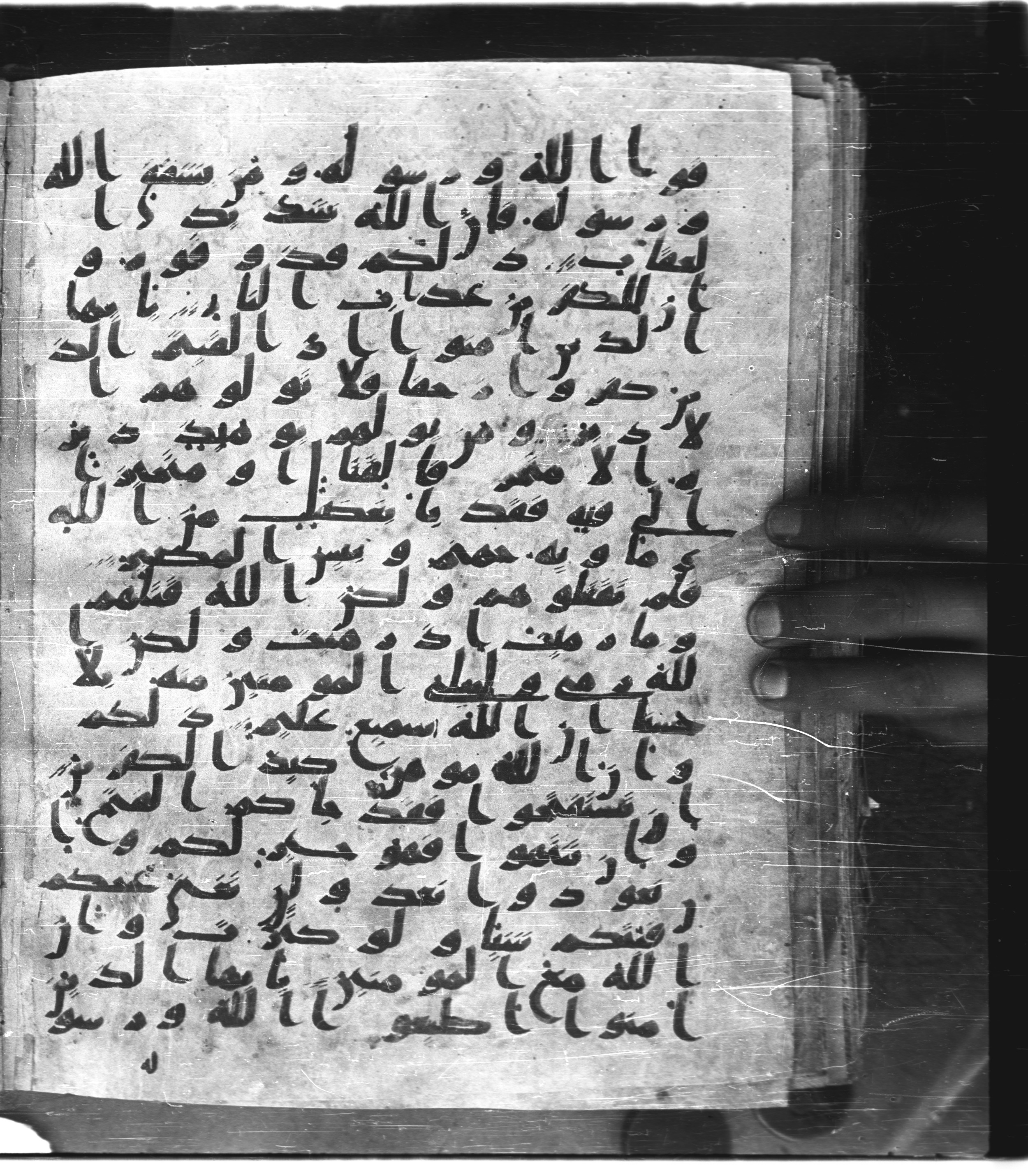 Saray Medina 1a (Karatay 3) (Scan 2), in Kūfī script, showing Surah 8:13 from 8th Century AD found in Medina, currently housed at Topkapı Palace Museum, Istanbul