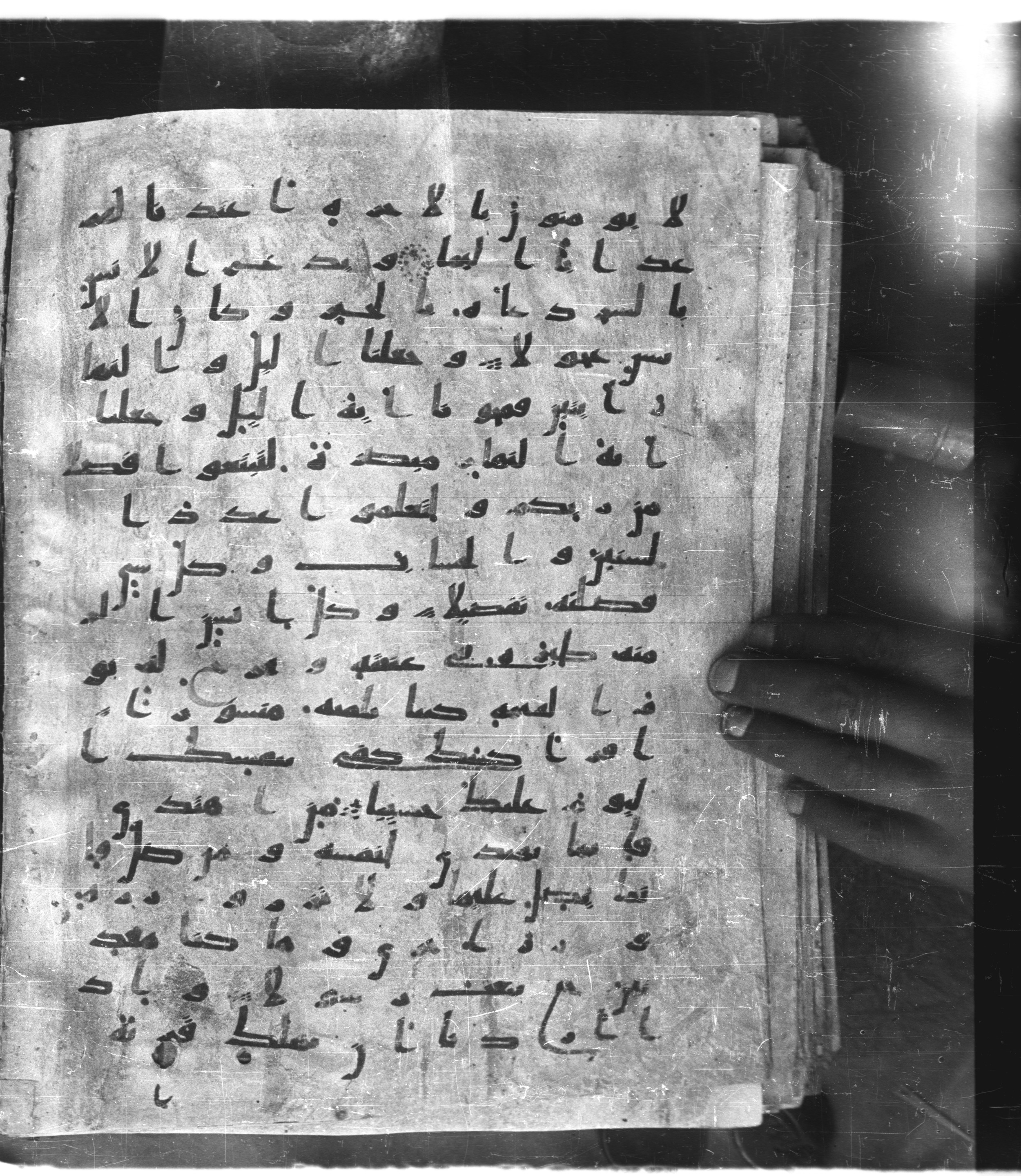 Saray Medina 1a (Karatay 3), in Kūfī script, showing Surah 17:13 from 8th Century AD found in Medina, currently housed at Topkapı Palace Museum, Istanbul
