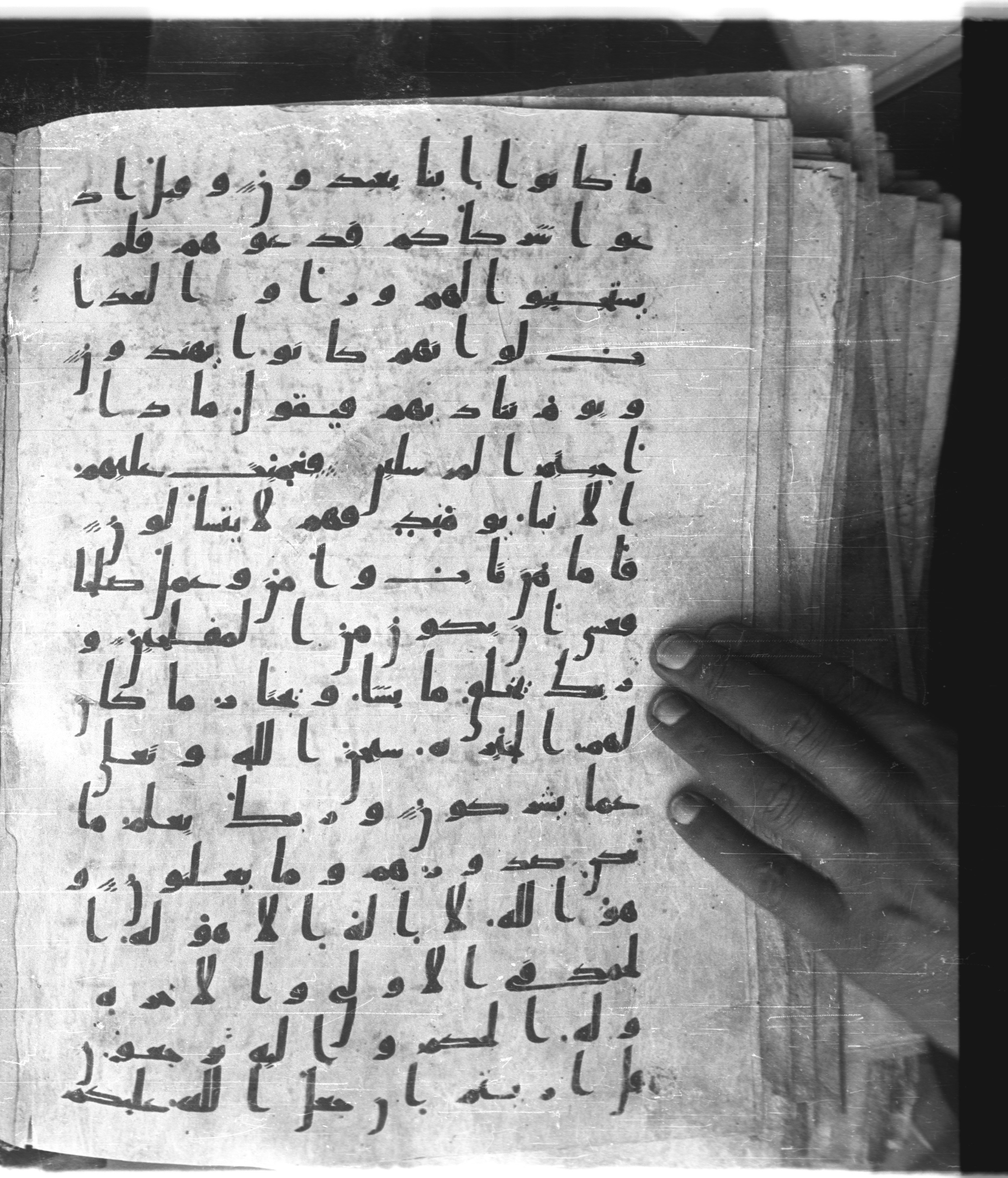 Saray Medina 1a (Karatay 3) (Scan 1), in Kūfī script, showing Surah 28:71 from 8th Century AD found in Medina, currently housed at Topkapı Palace Museum, Istanbul