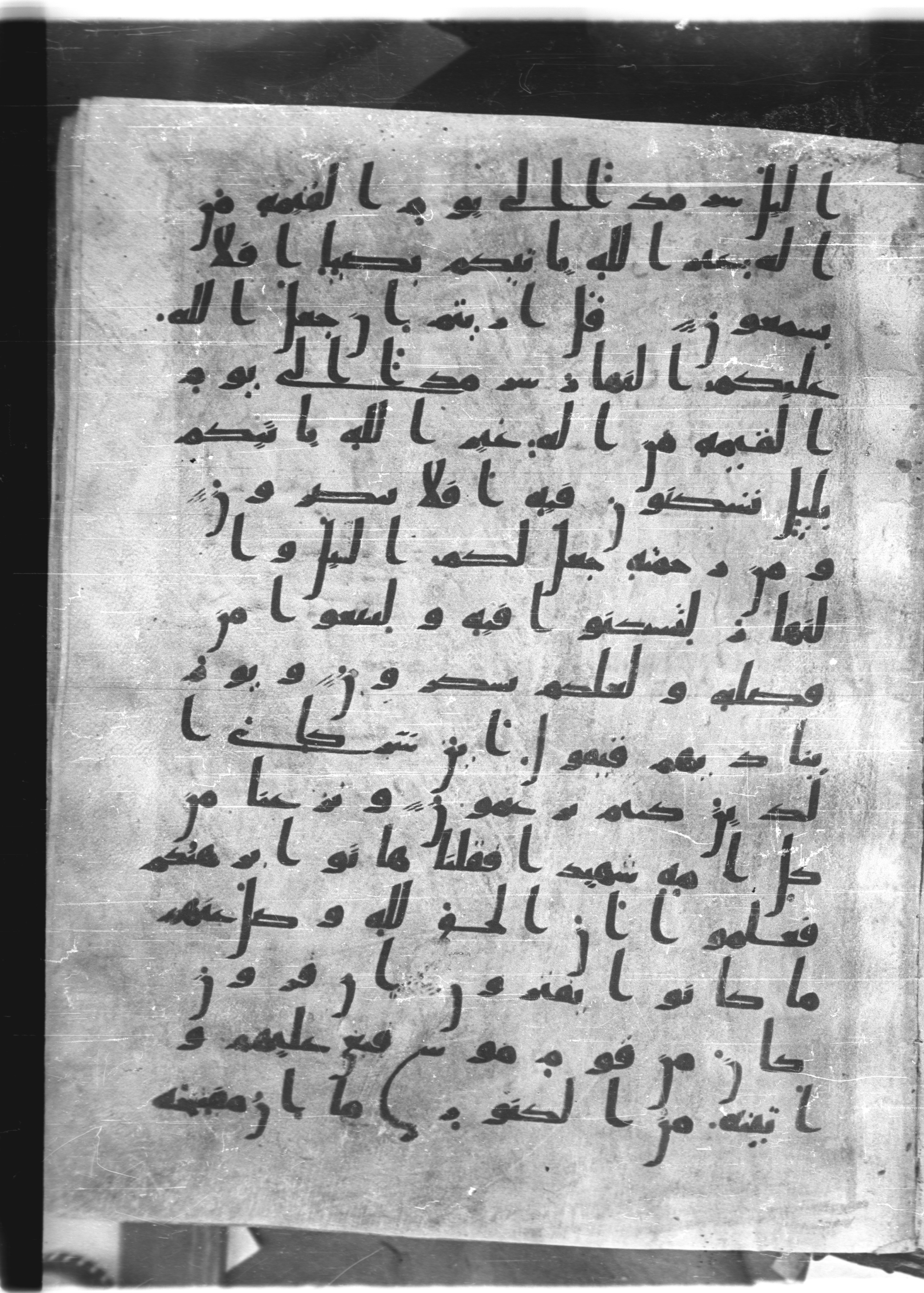 Saray Medina 1a (Karatay 3) (Scan 2), in Kūfī script, showing Surah 28:71 from 8th Century AD found in Medina, currently housed at Topkapı Palace Museum, Istanbul