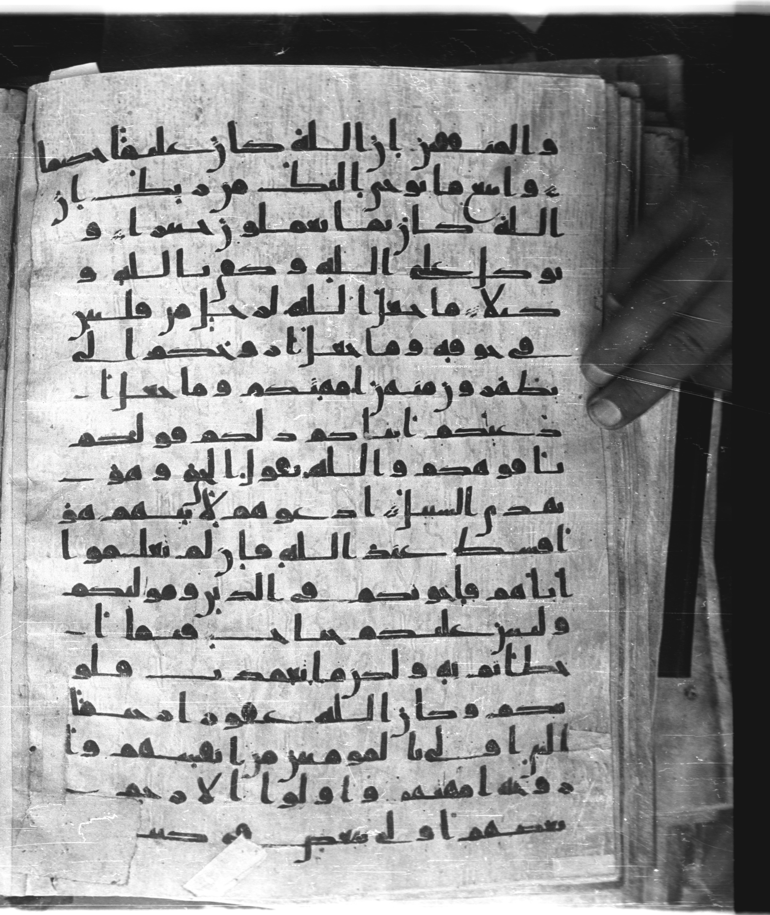 Saray Medina 1a (Karatay 3), in Kūfī script, showing Surah 33:2 from 8th Century AD found in Medina, currently housed at Topkapı Palace Museum, Istanbul