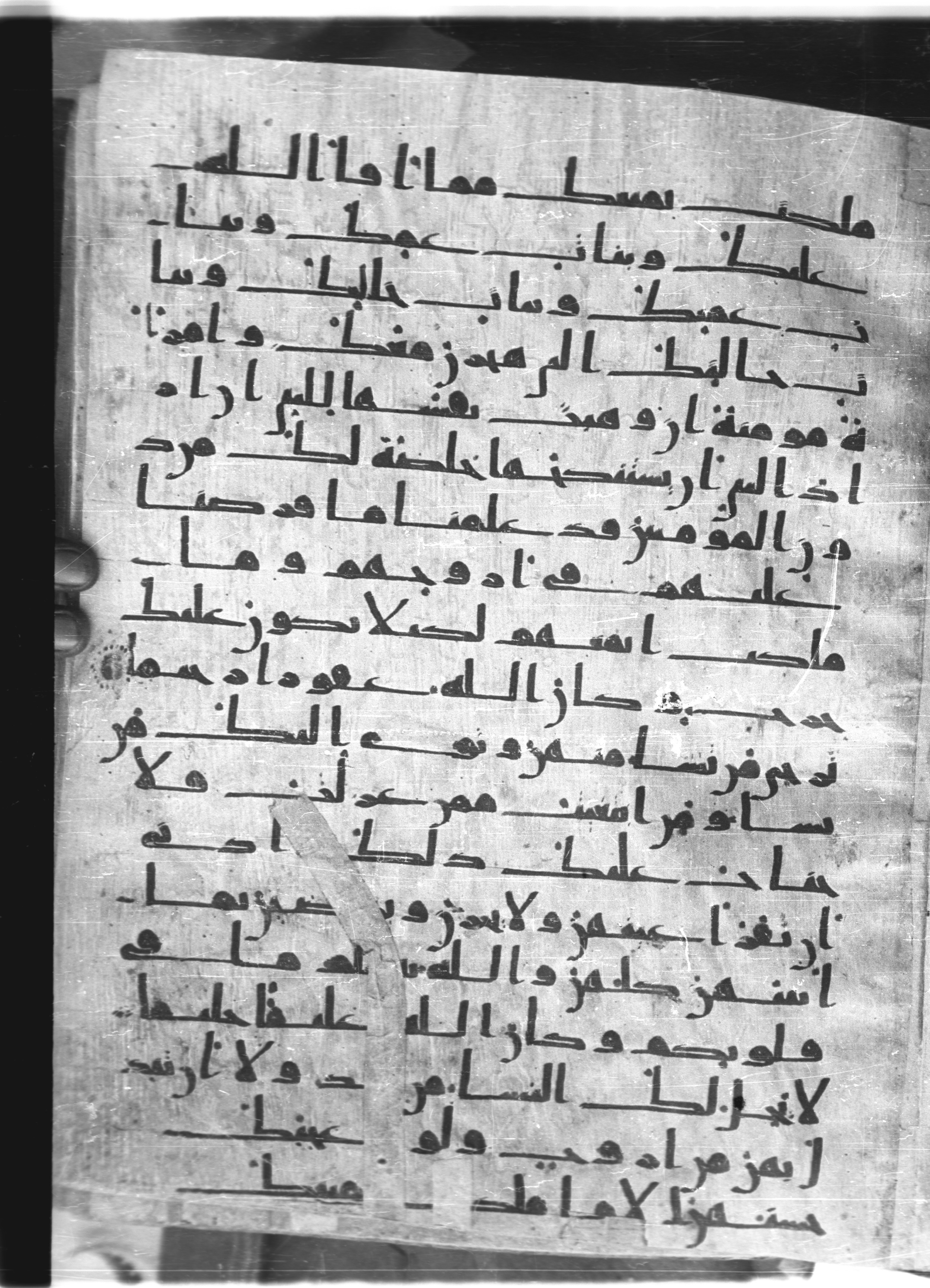 Saray Medina 1a (Karatay 3) (Scan 1), in Kūfī script, showing Surah 33:52 from 8th Century AD found in Medina, currently housed at Topkapı Palace Museum, Istanbul