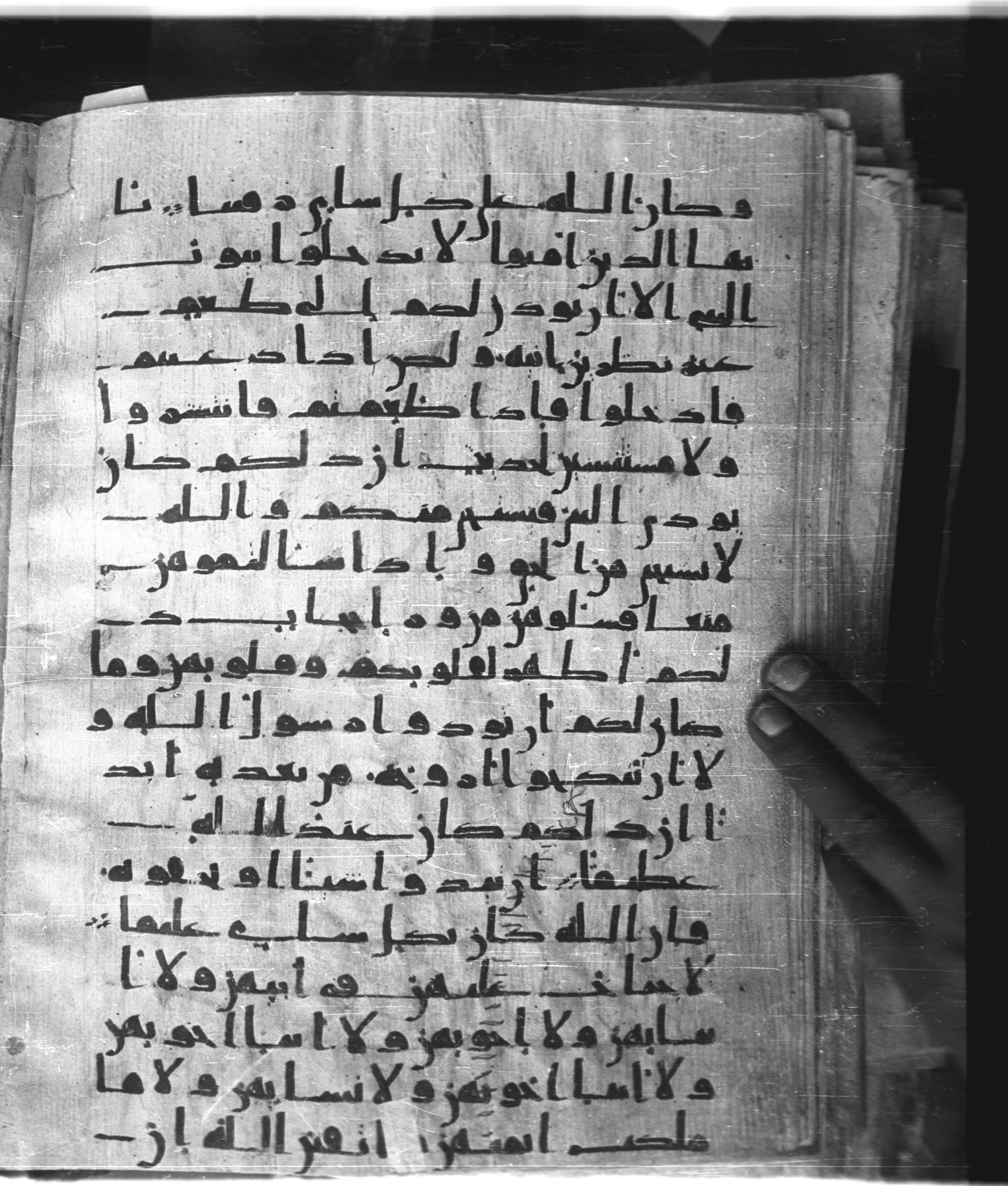 Saray Medina 1a (Karatay 3) (Scan 2), in Kūfī script, showing Surah 33:52 from 8th Century AD found in Medina, currently housed at Topkapı Palace Museum, Istanbul