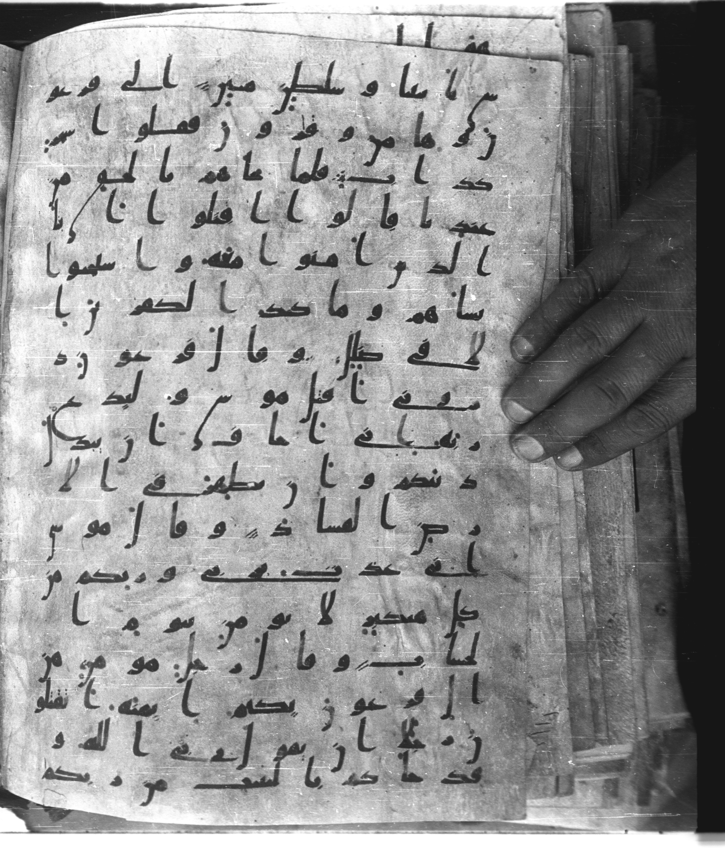 Saray Medina 1a (Karatay 3) (Scan 1), in Kūfī script, showing Surah 40:28 from 8th Century AD found in Medina, currently housed at Topkapı Palace Museum, Istanbul