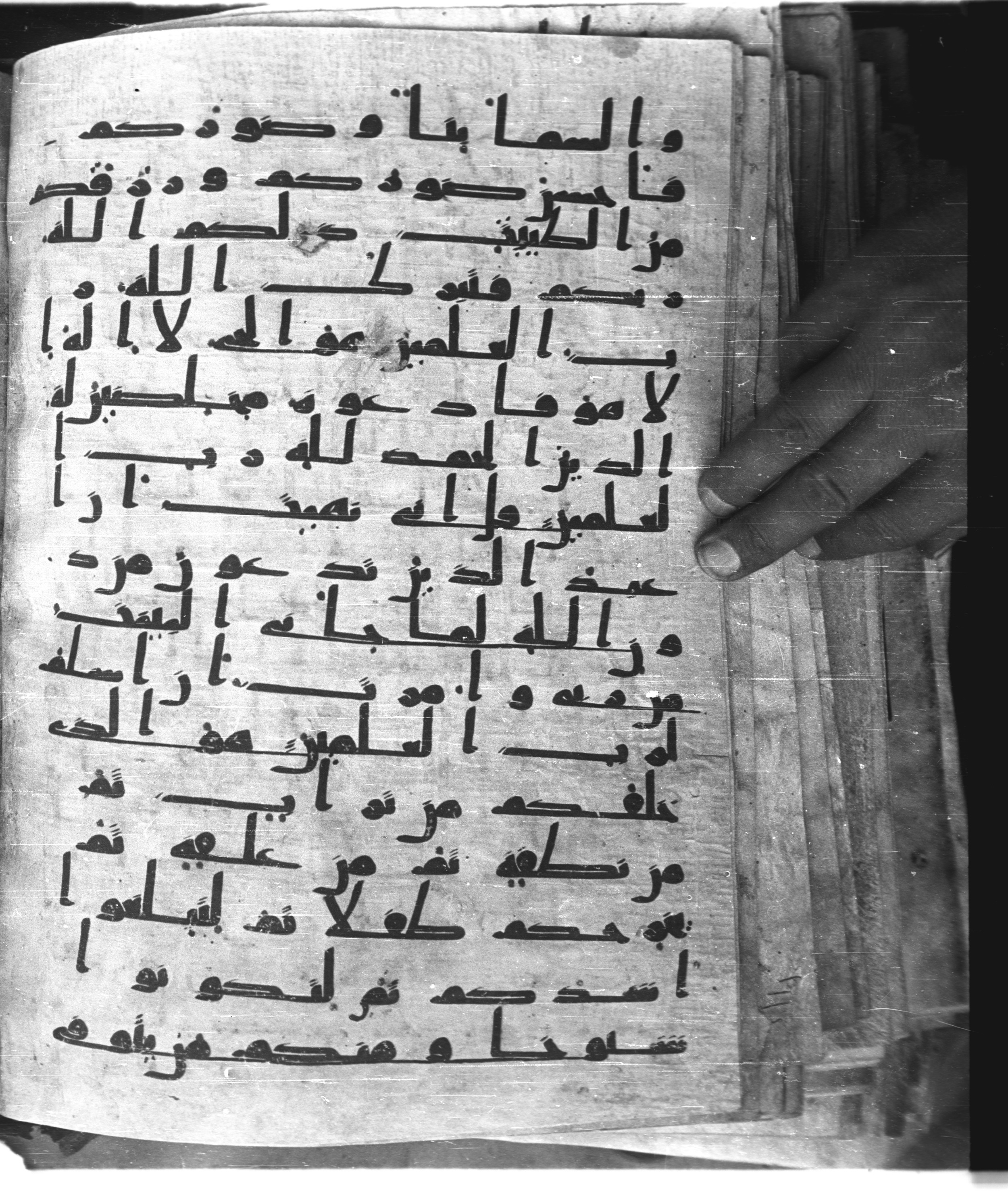 Saray Medina 1a (Karatay 3) (Scan 2), in Kūfī script, showing Surah 40:64 from 8th Century AD found in Medina, currently housed at Topkapı Palace Museum, Istanbul