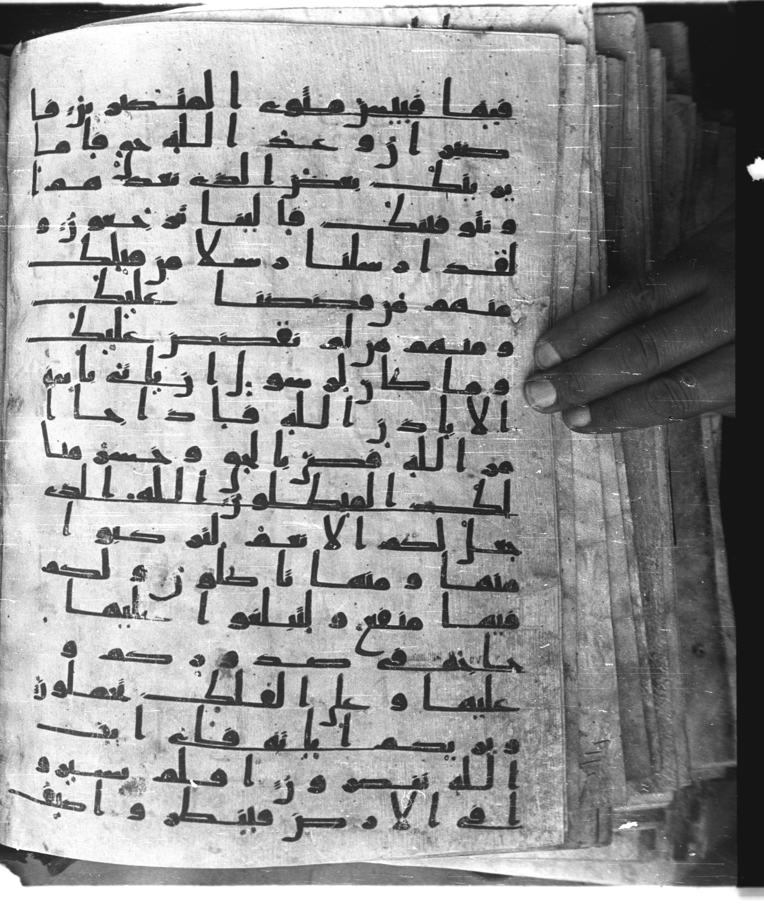 Saray Medina 1a (Karatay 3) (Scan 2), in Kūfī script, showing Surah 40:76 from 8th Century AD found in Medina, currently housed at Topkapı Palace Museum, Istanbul