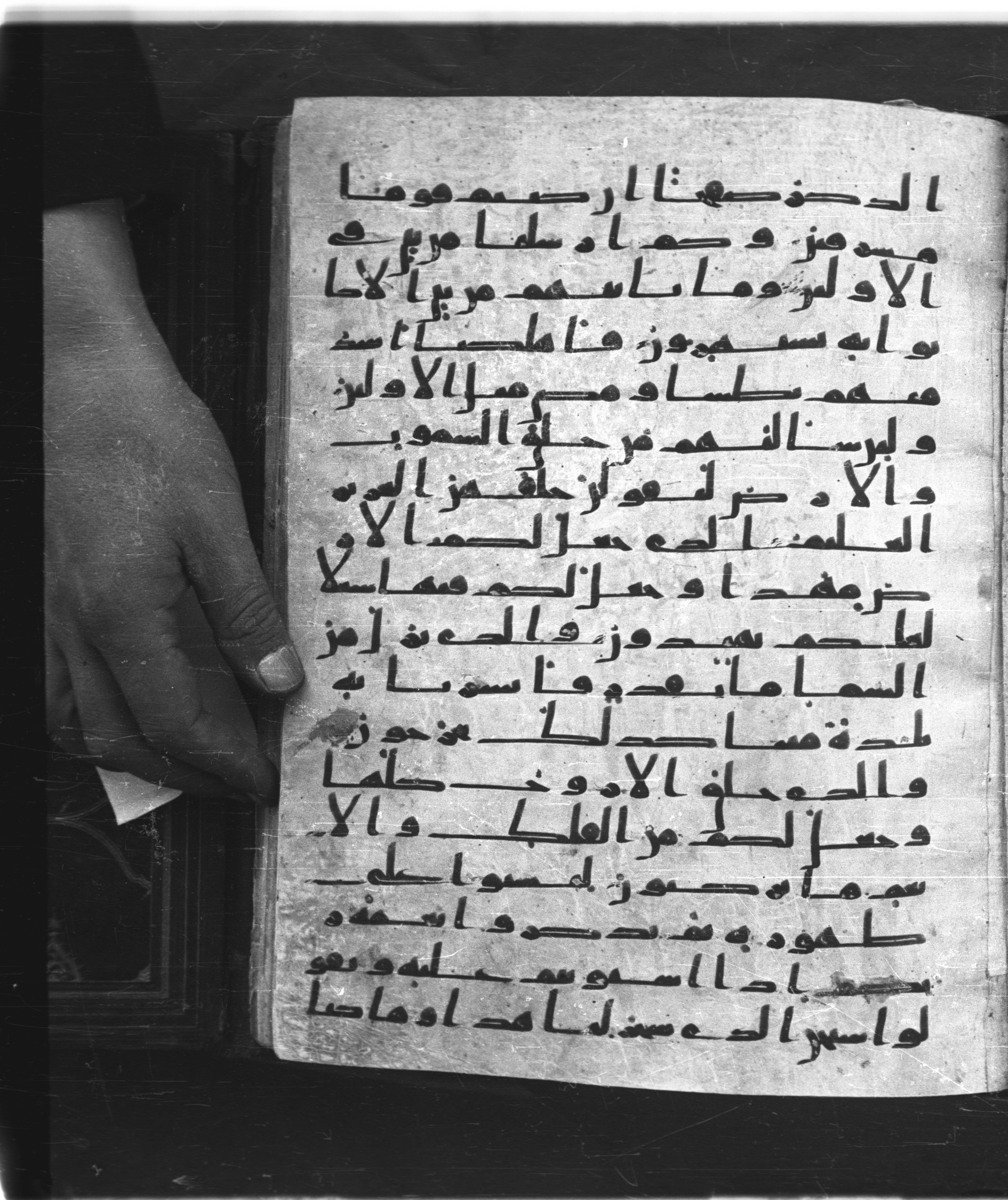 Saray Medina 1a (Karatay 3) (Scan 1), in Kūfī script, showing Surah 43:13 from 8th Century AD found in Medina, currently housed at Topkapı Palace Museum, Istanbul