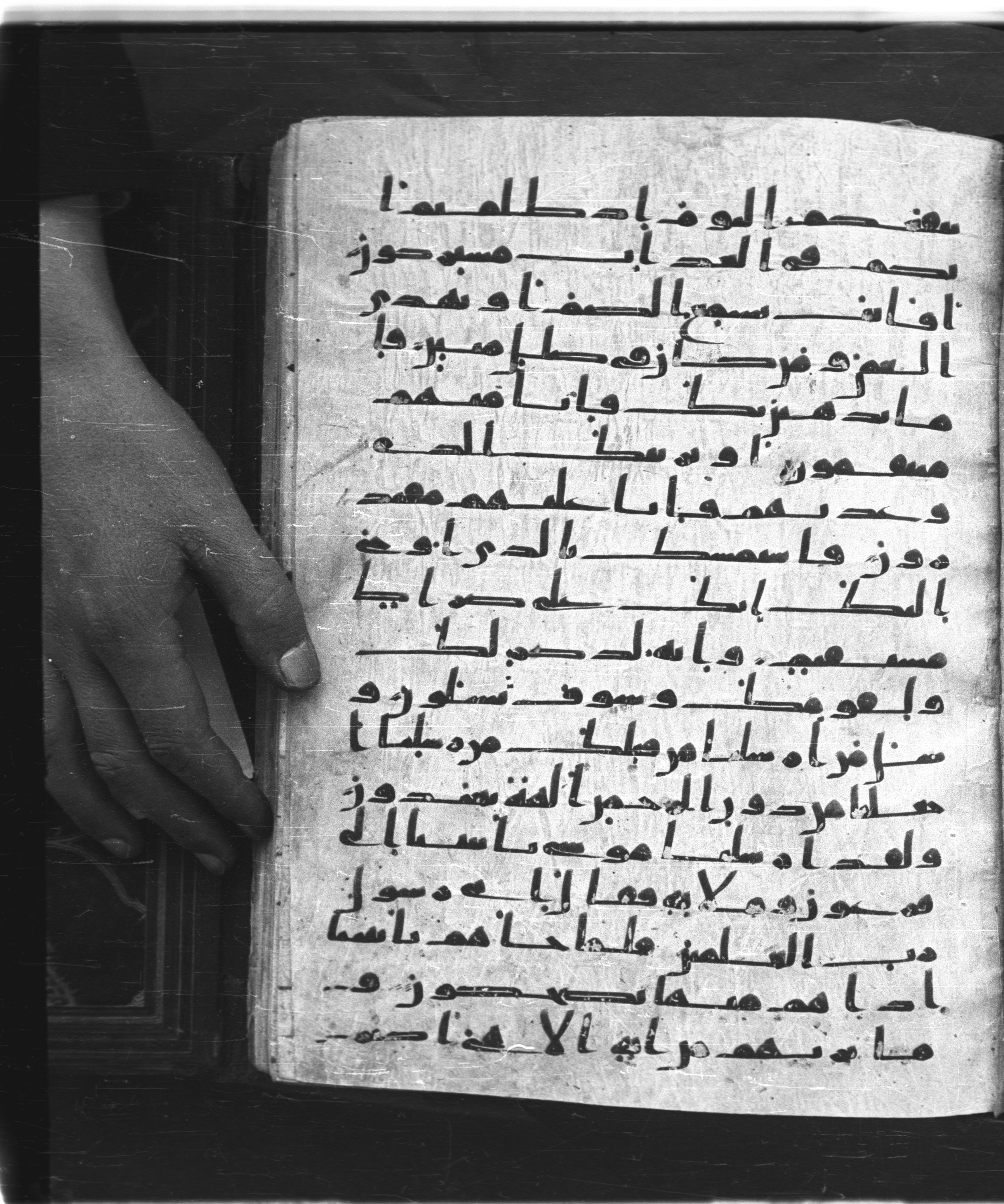 Saray Medina 1a (Karatay 3) (Scan 2), in Kūfī script, showing Surah 43:39 from 8th Century AD found in Medina, currently housed at Topkapı Palace Museum, Istanbul