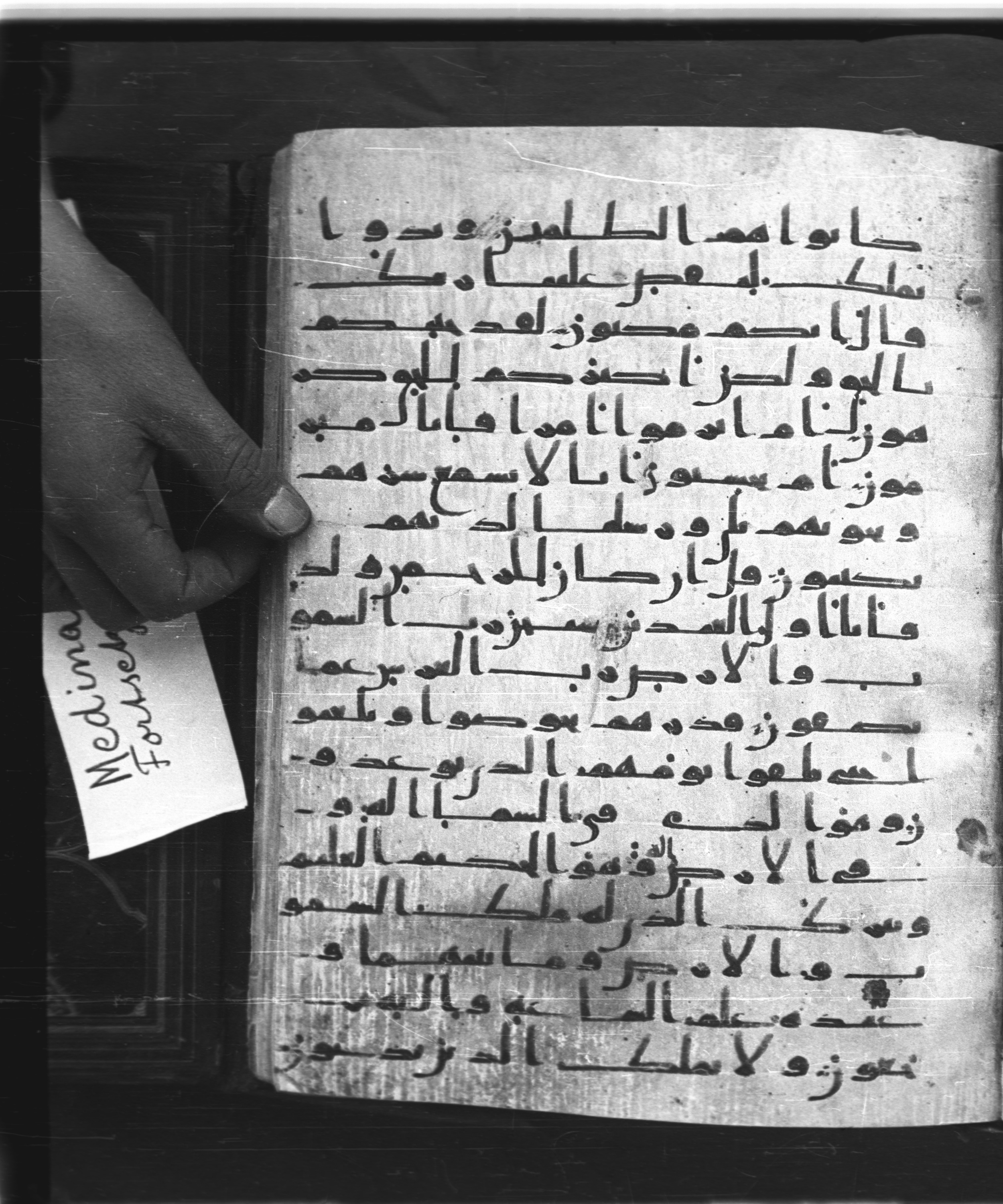 Saray Medina 1a (Karatay 3) (Scan 2), in Kūfī script, showing Surah 43:76 from 8th Century AD found in Medina, currently housed at Topkapı Palace Museum, Istanbul