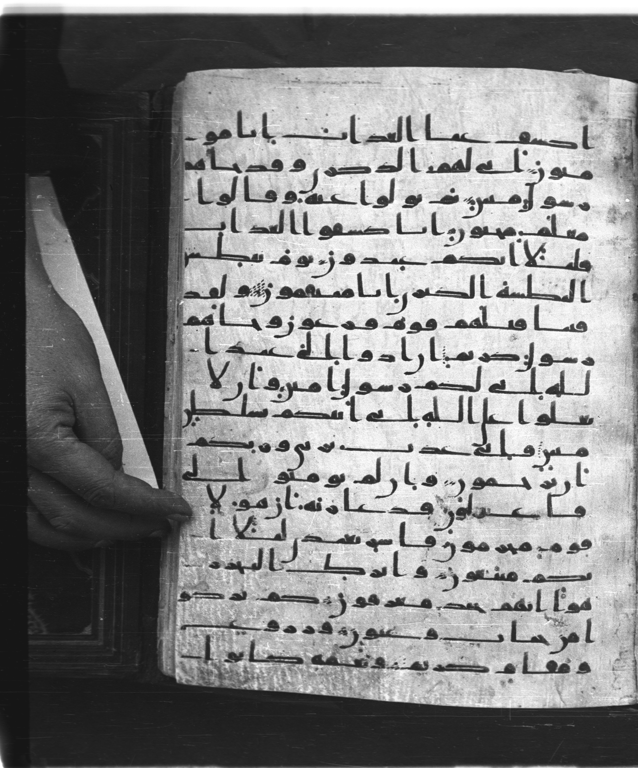 Saray Medina 1a (Karatay 3), in Kūfī script, showing Surah 44:21 from 8th Century AD found in Medina, currently housed at Topkapı Palace Museum, Istanbul