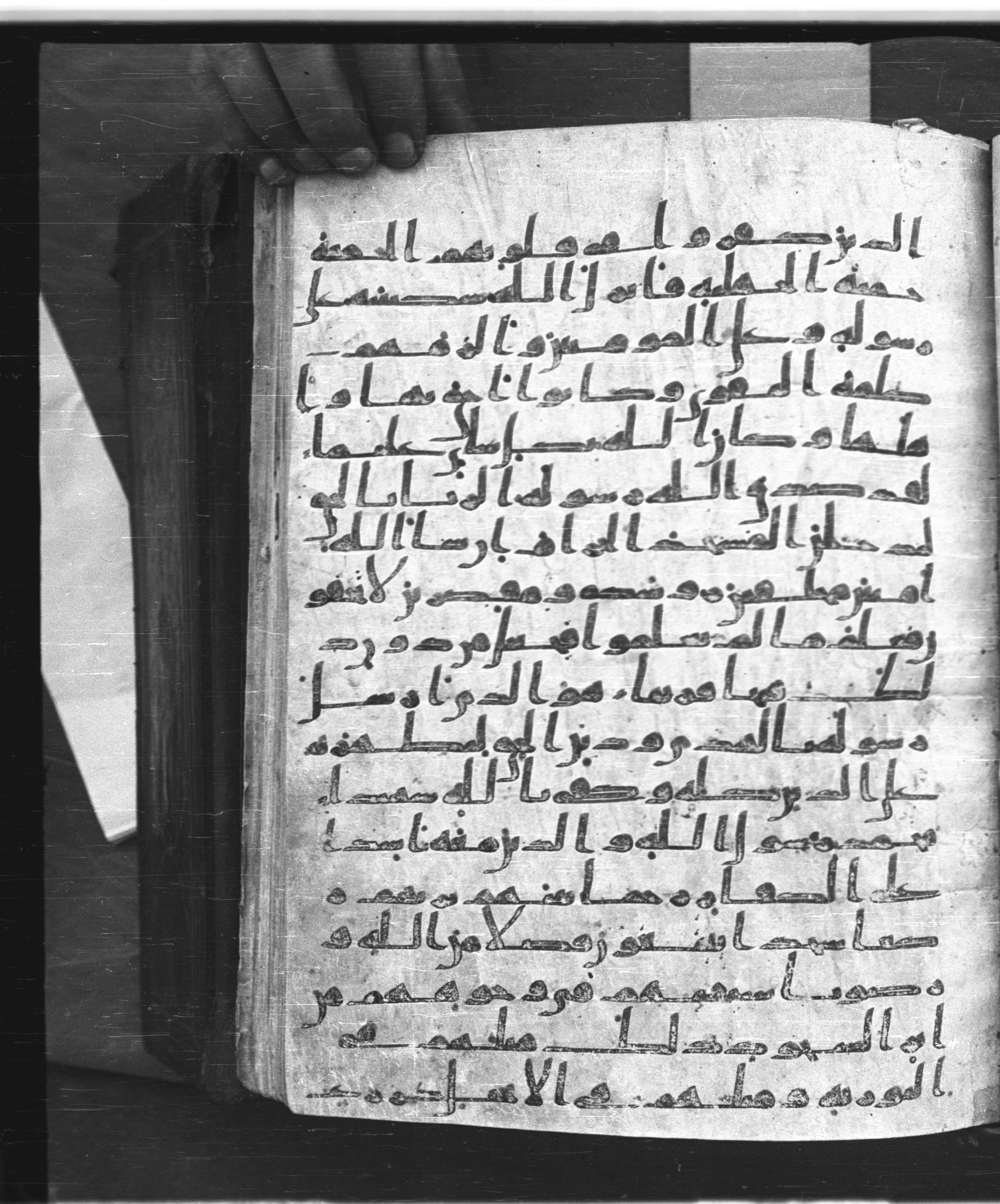 Saray Medina 1a (Karatay 3), in Kūfī script, showing Surah 48:28 from 8th Century AD found in Medina, currently housed at Topkapı Palace Museum, Istanbul