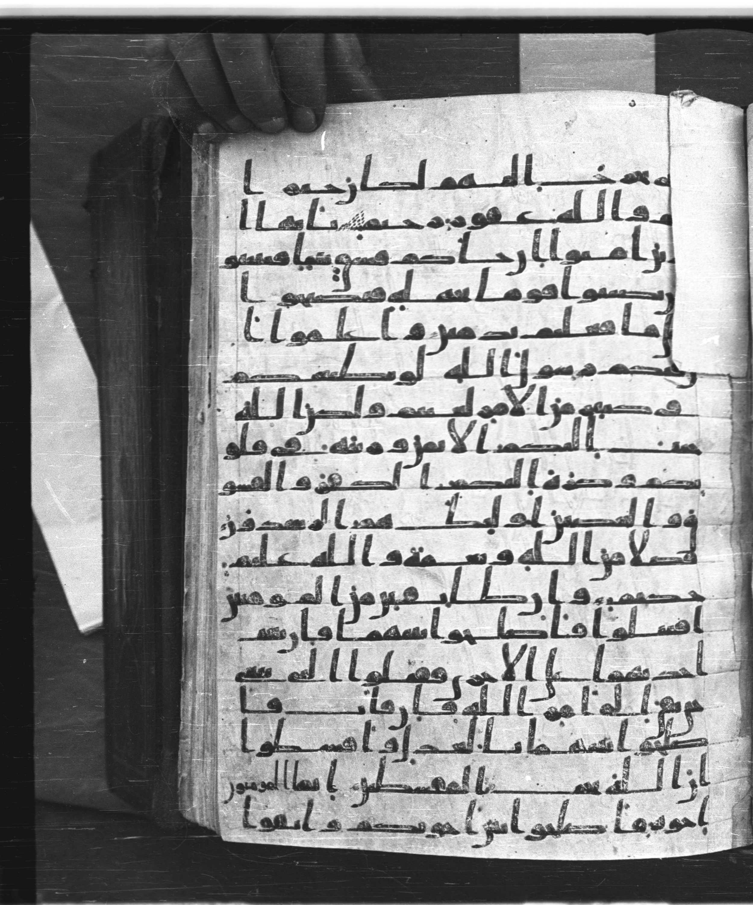 Saray Medina 1a (Karatay 3), in Kūfī script, showing Surah 49:7 from 8th Century AD found in Medina, currently housed at Topkapı Palace Museum, Istanbul