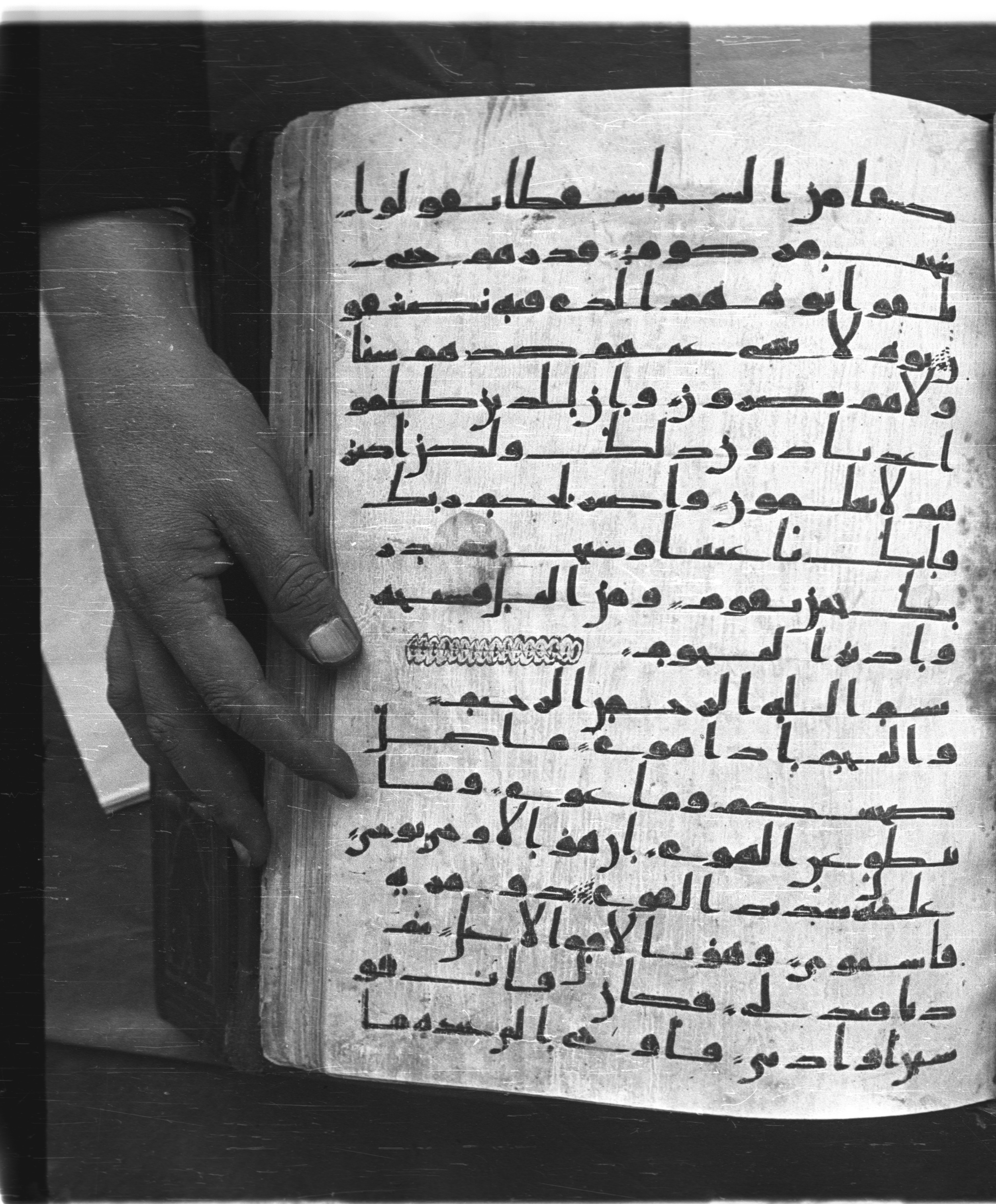 Saray Medina 1a (Karatay 3), in Kūfī script, showing Surah 52:49 from 8th Century AD found in Medina, currently housed at Topkapı Palace Museum, Istanbul