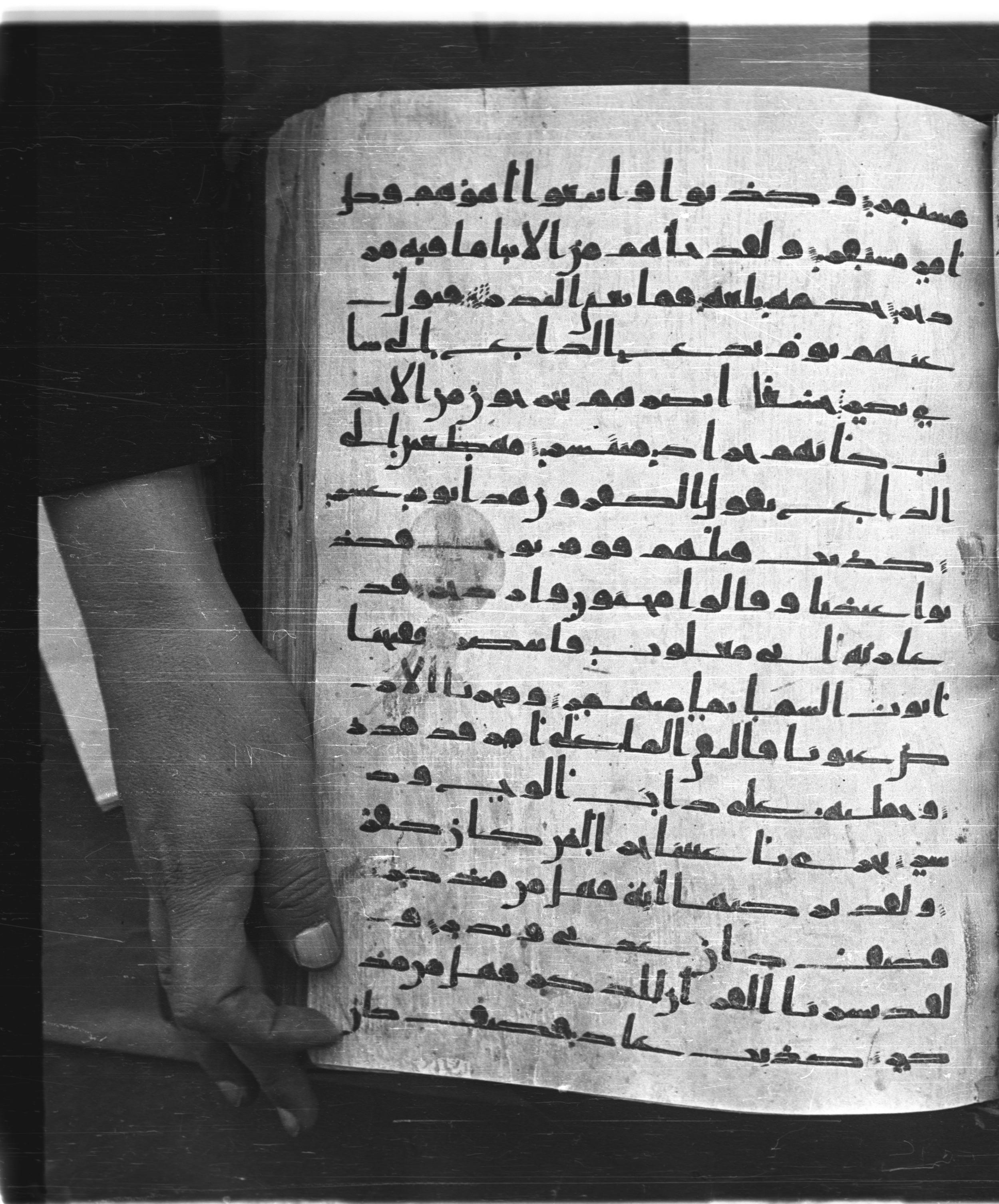 Saray Medina 1a (Karatay 3), in Kūfī script, showing Surah 54:13 from 8th Century AD found in Medina, currently housed at Topkapı Palace Museum, Istanbul