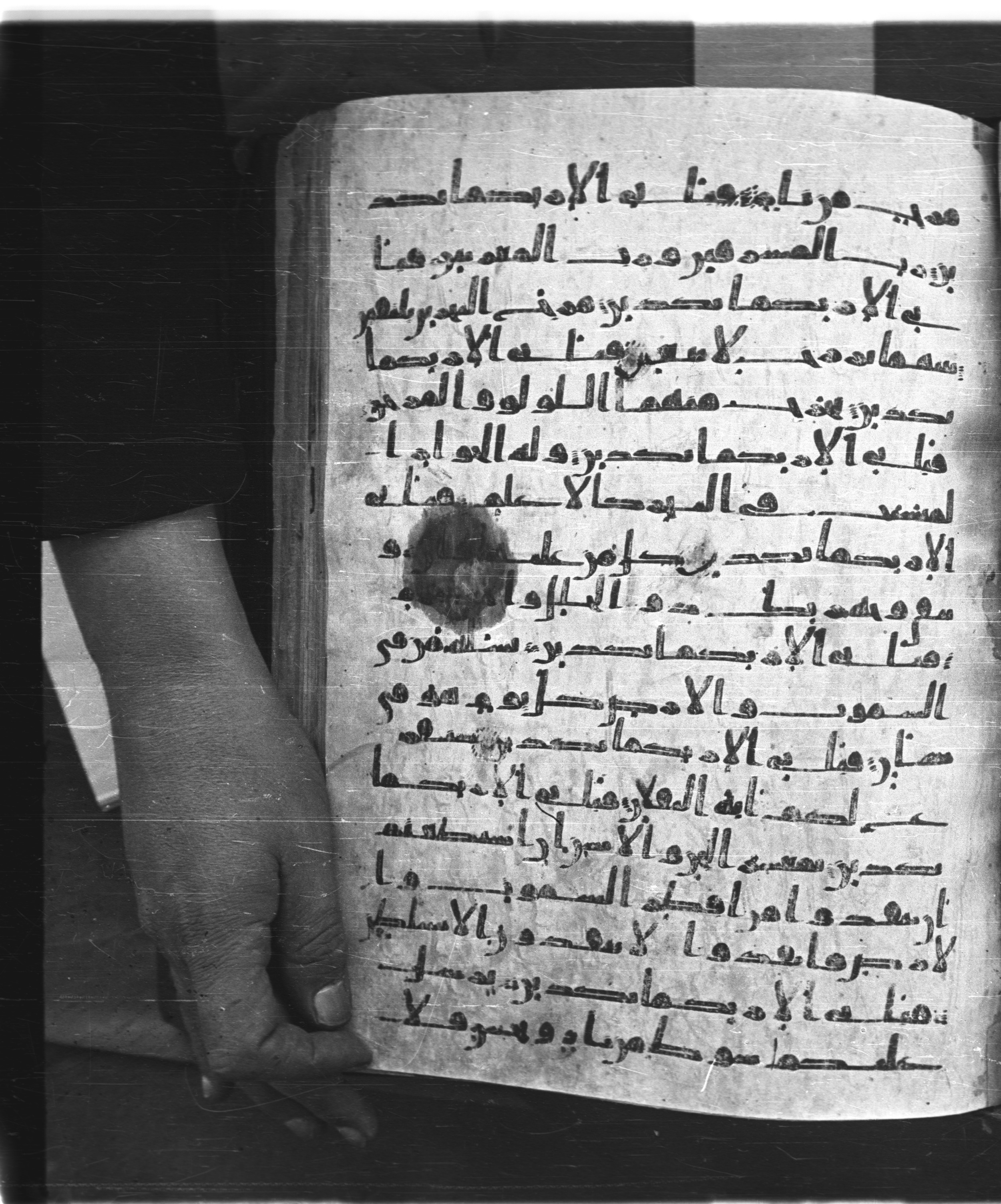 Saray Medina 1a (Karatay 3), in Kūfī script, showing Surah 55:21 from 8th Century AD found in Medina, currently housed at Topkapı Palace Museum, Istanbul