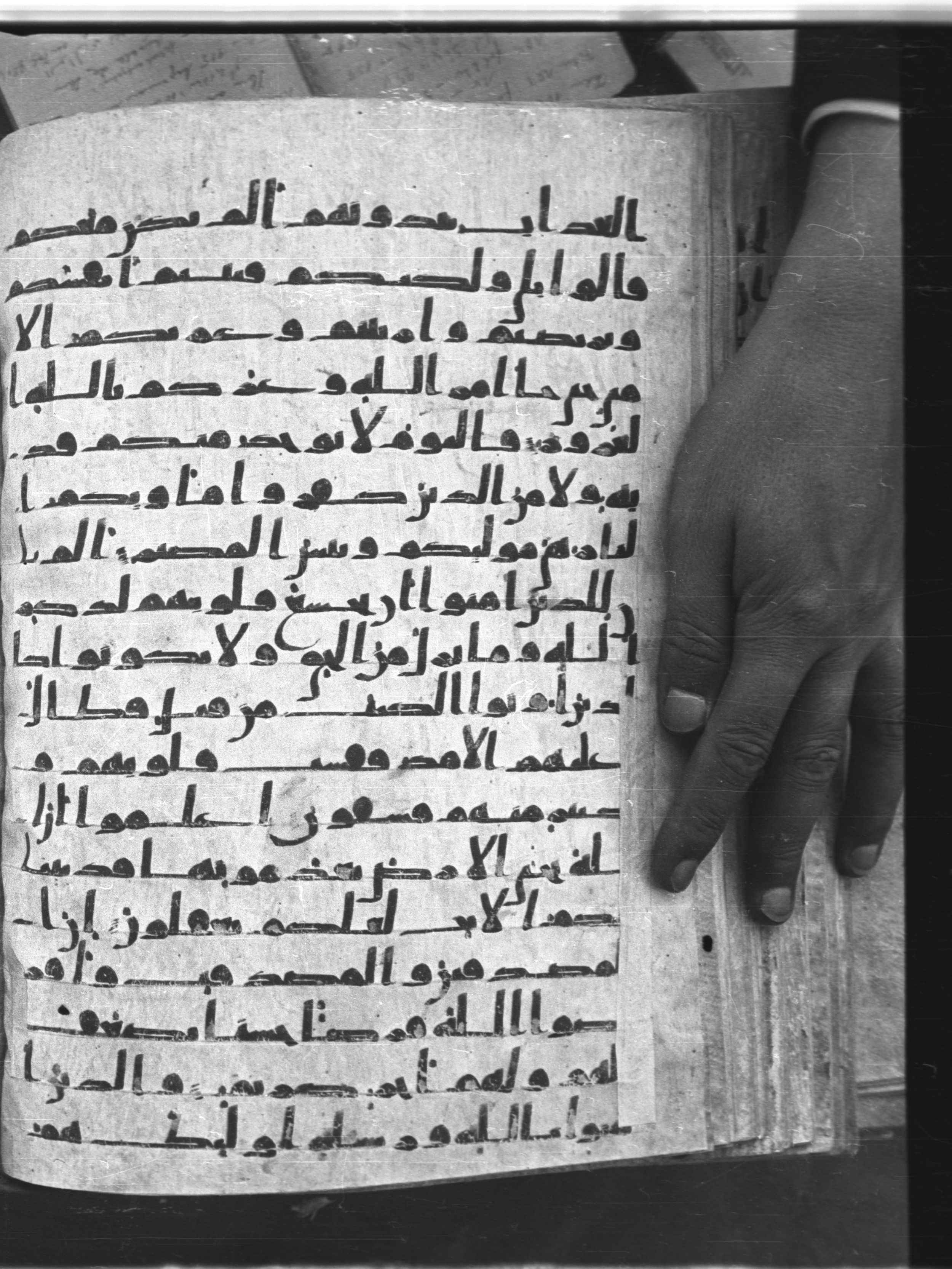 Saray Medina 1a (Karatay 3) (Scan 2), in Kūfī script, showing Surah 57:13 from 8th Century AD found in Medina, currently housed at Topkapı Palace Museum, Istanbul