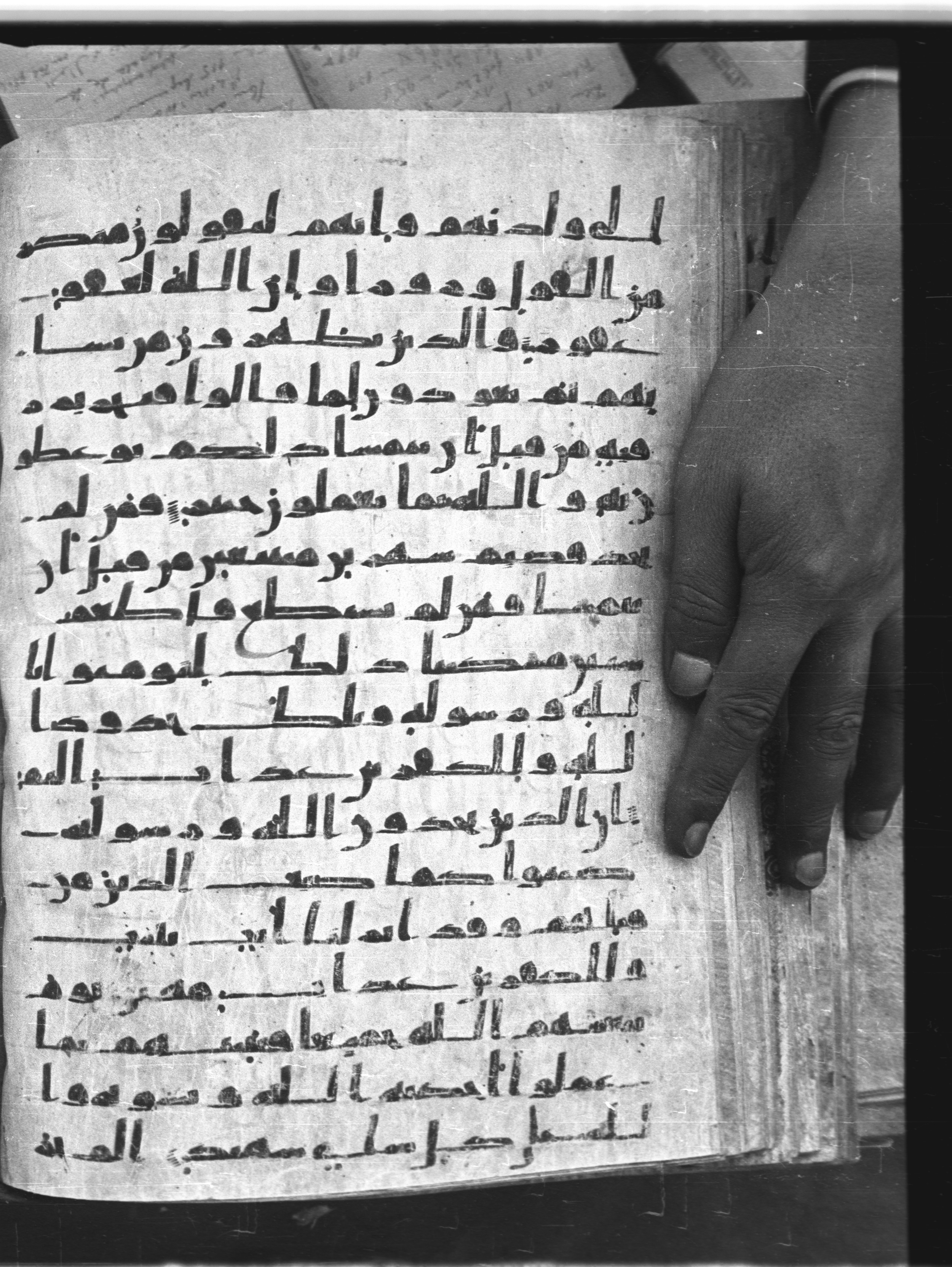 Saray Medina 1a (Karatay 3) (Scan 2), in Kūfī script, showing Surah 58:2 from 8th Century AD found in Medina, currently housed at Topkapı Palace Museum, Istanbul