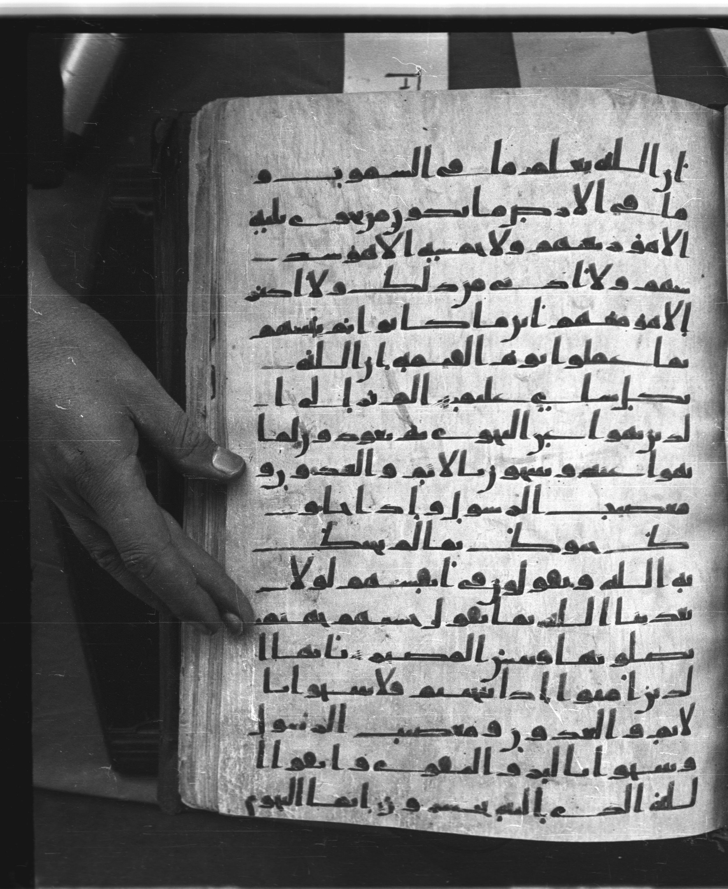 Saray Medina 1a (Karatay 3) (Scan 2), in Kūfī script, showing Surah 58:7 from 8th Century AD found in Medina, currently housed at Topkapı Palace Museum, Istanbul