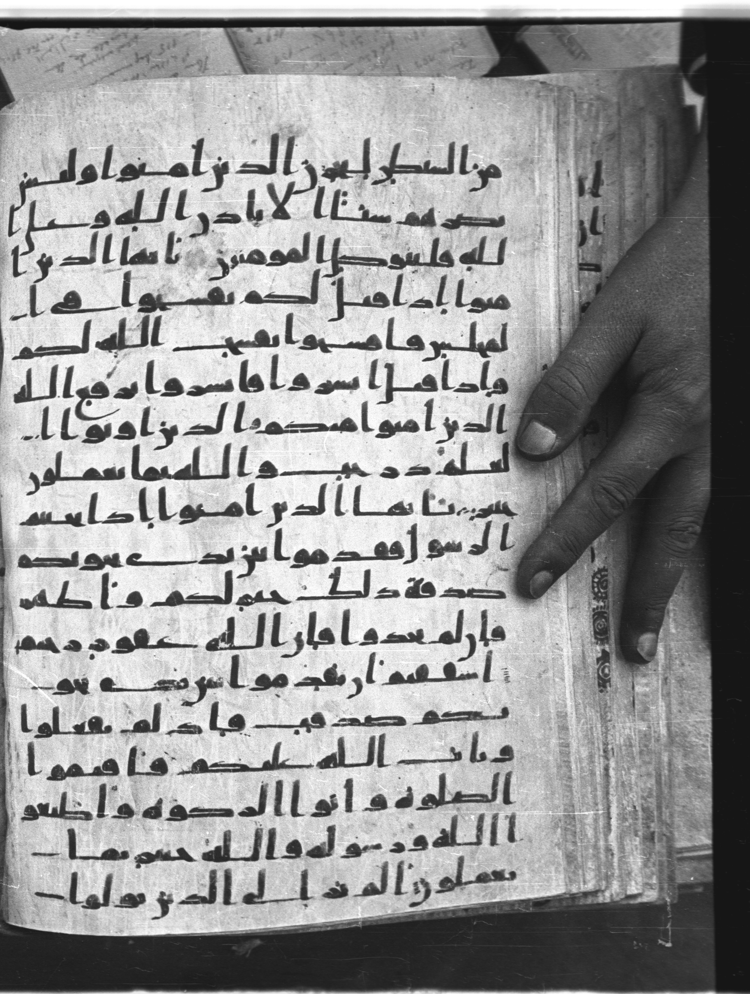 Saray Medina 1a (Karatay 3) (Scan 2), in Kūfī script, showing Surah 58:10 from 8th Century AD found in Medina, currently housed at Topkapı Palace Museum, Istanbul